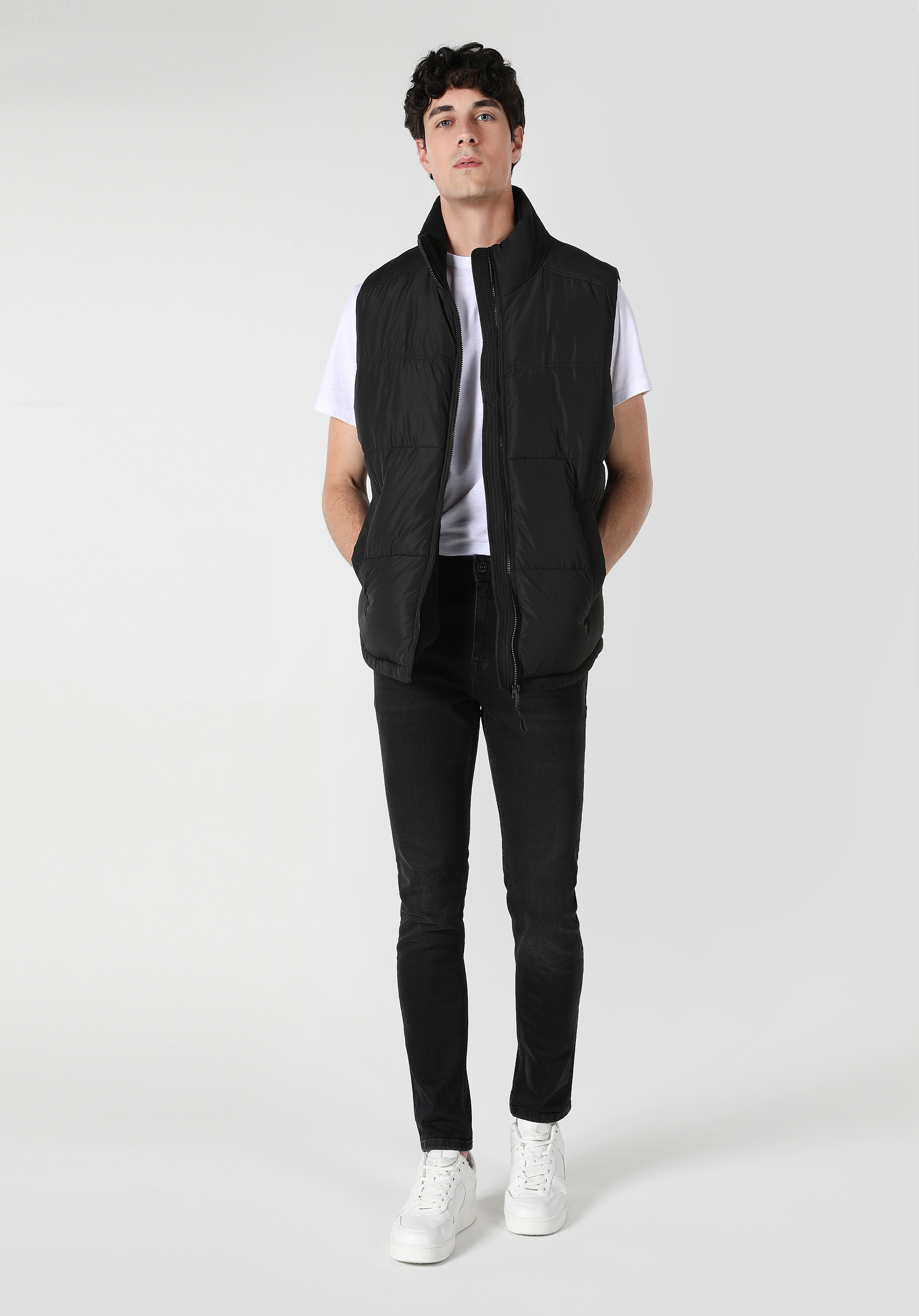 Afficher les détails de Gılet Noır Coupe Régulière Pour Hommes Cl1061849