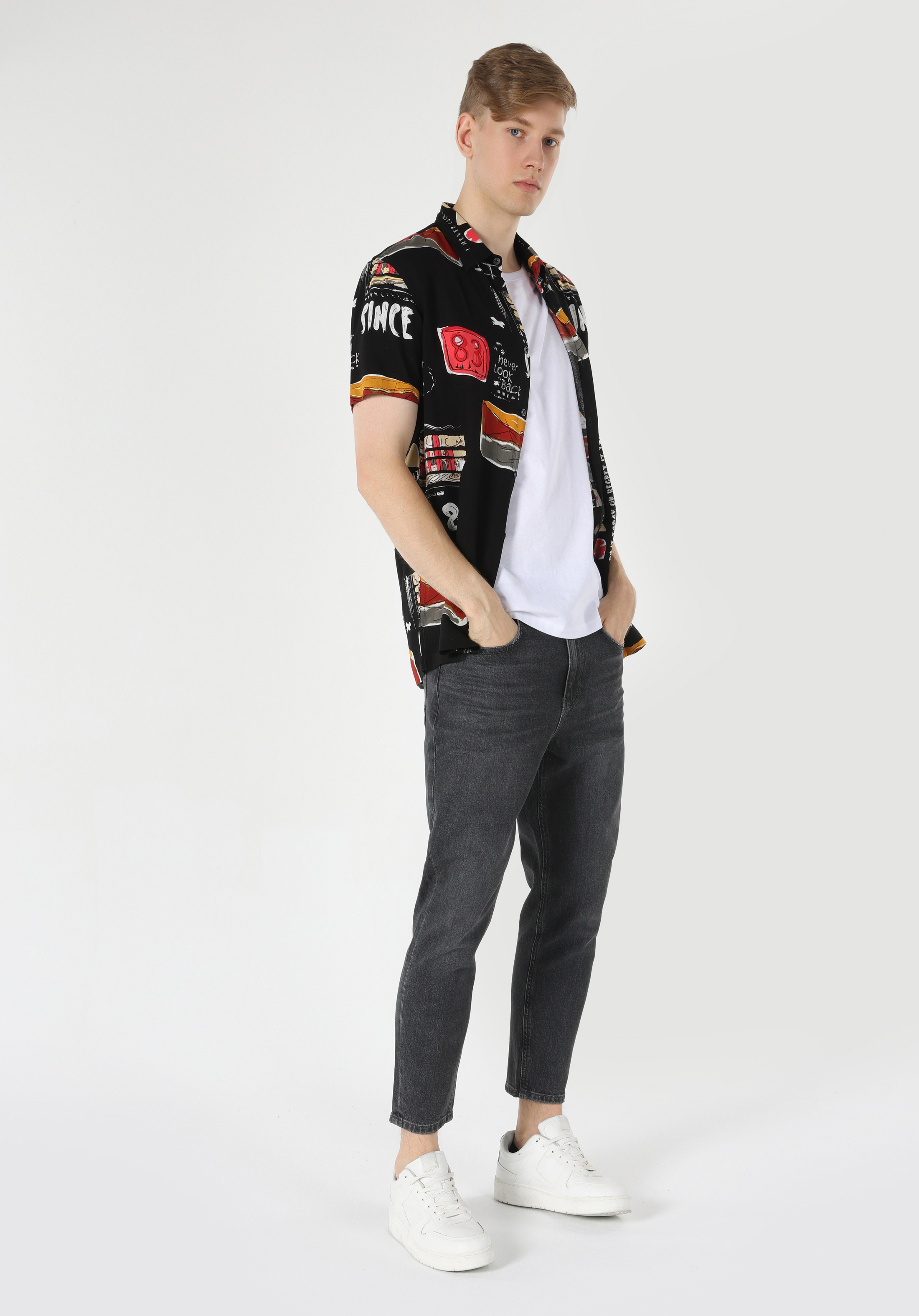 Afficher les détails de Chemise À Manches Courtes Noıre Coupe Régulière Pour Hommes Cl1062816