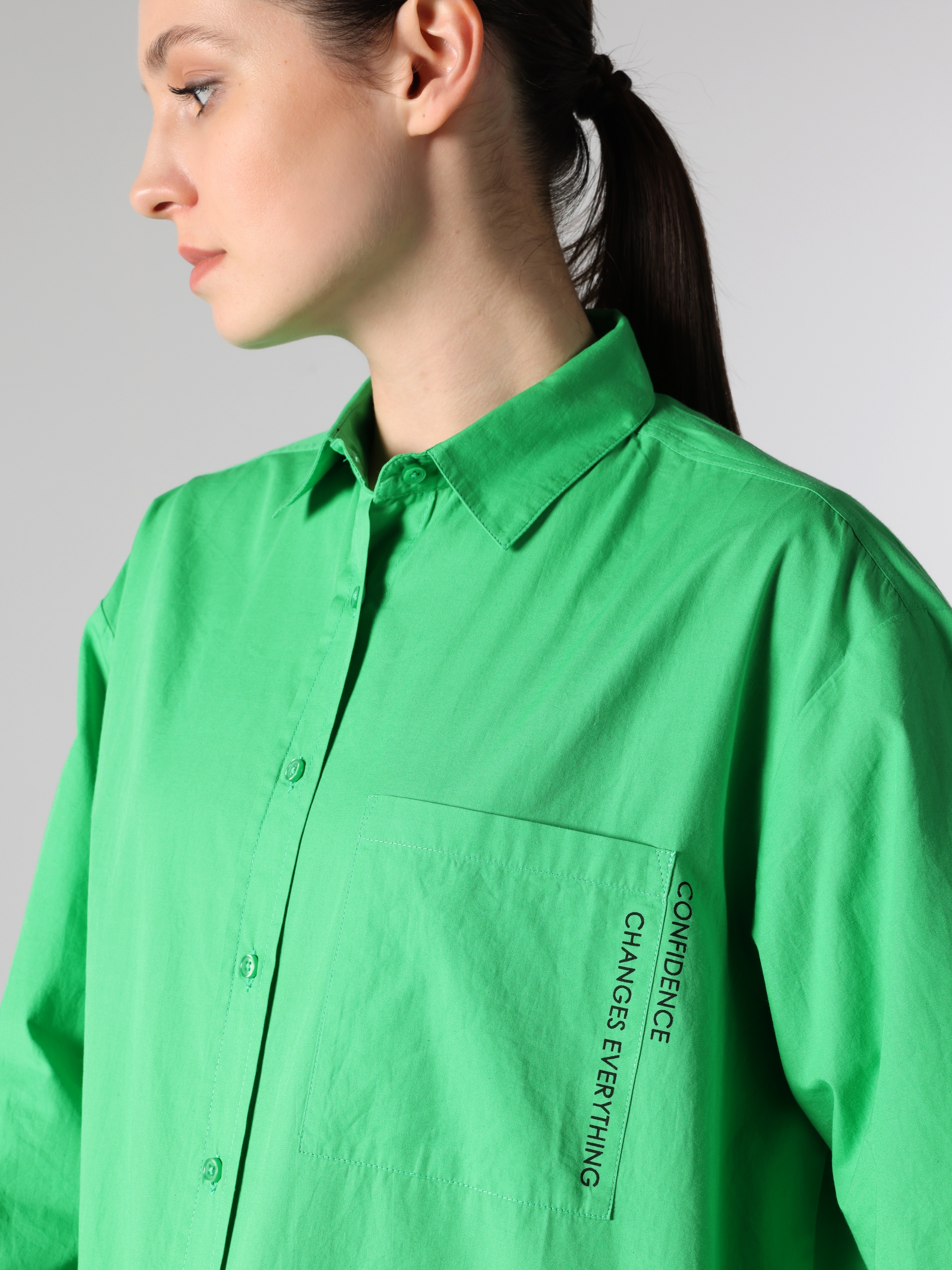 Afficher les détails de Chemise À Manches Longues Pour Femme Verte Coupe Régulière