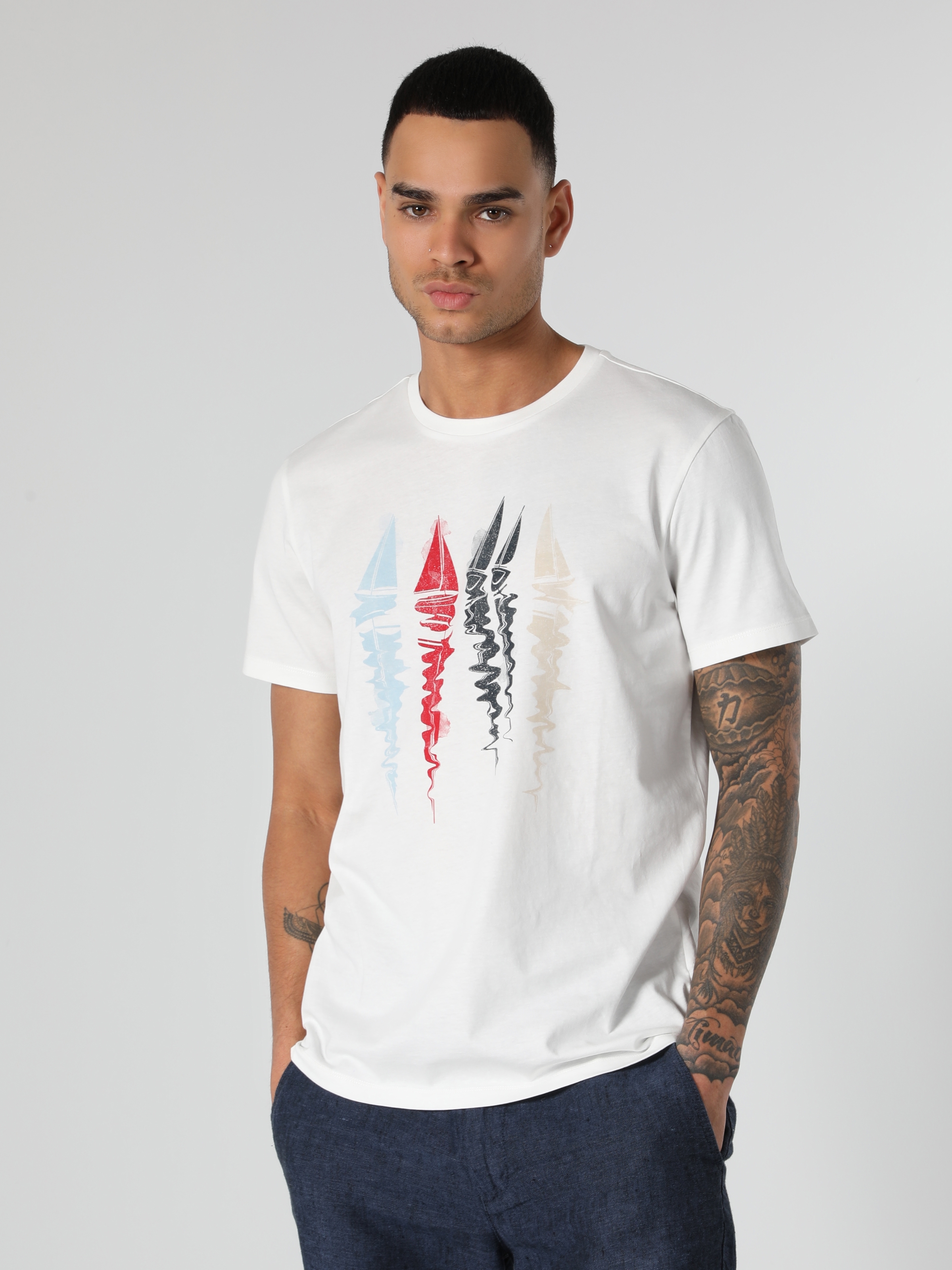 Afficher les détails de T-Shirt À Manches Courtes Pour Hommes Blanc İmprimé À Col Rond Coupe Régulière