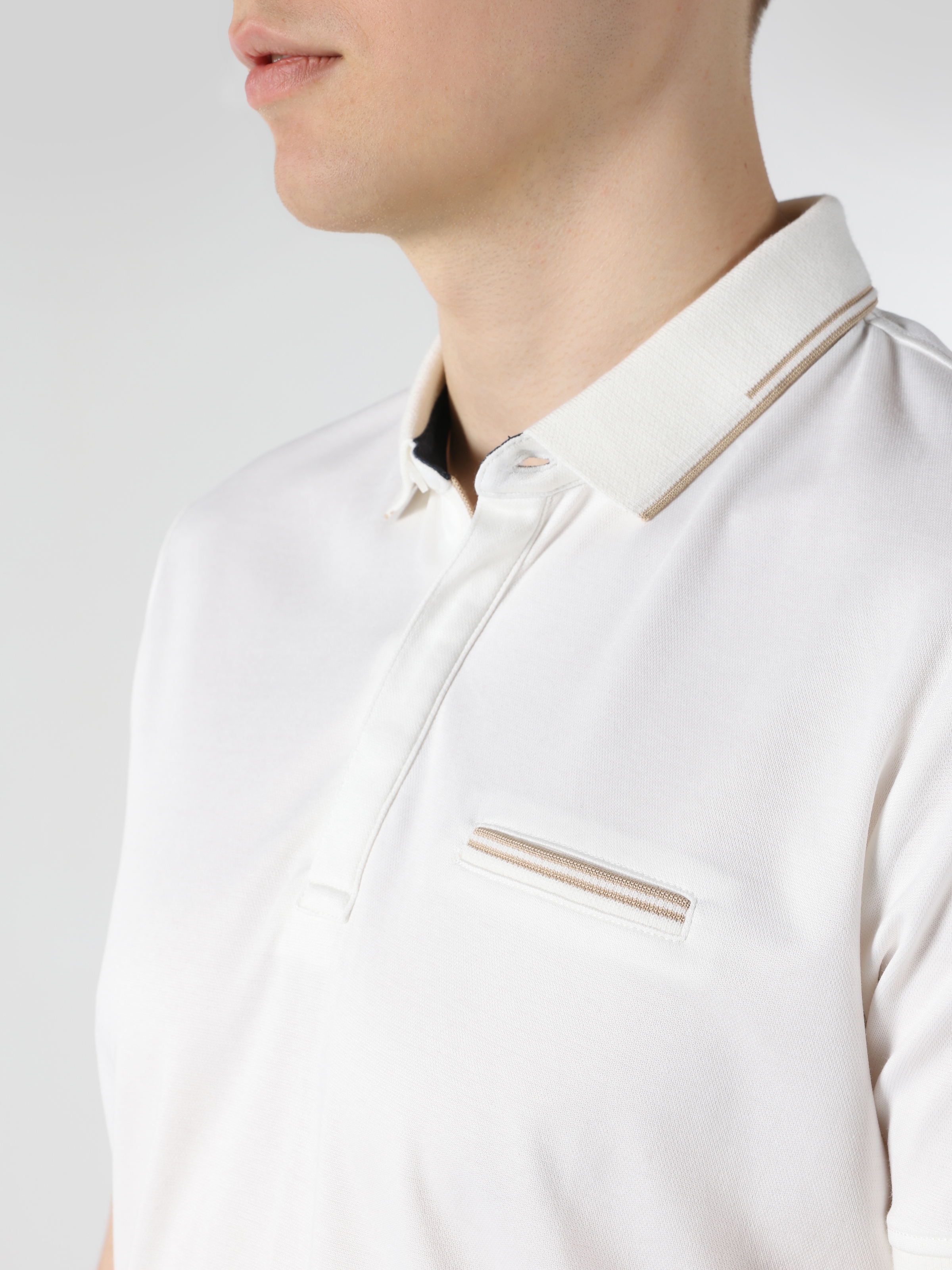 Afficher les détails de T-Shirt Polo Blanc À Manches Courtes Coupe Régulière  Pour Homme