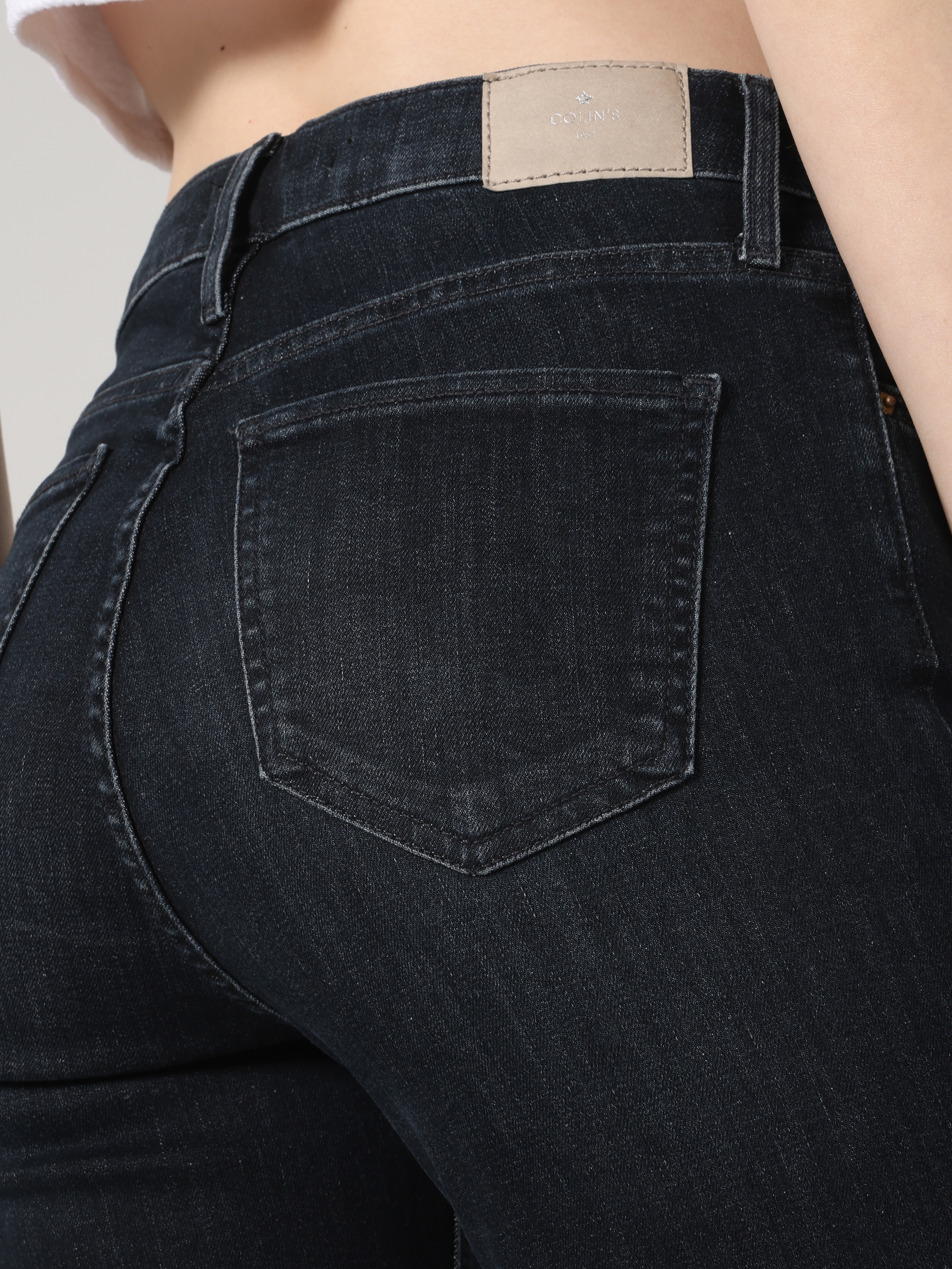 Afficher les détails de 703 Carla Slim Fit Taille Normale Jambe Droite Pantalon En Jean Bleu Foncé Pour Femme