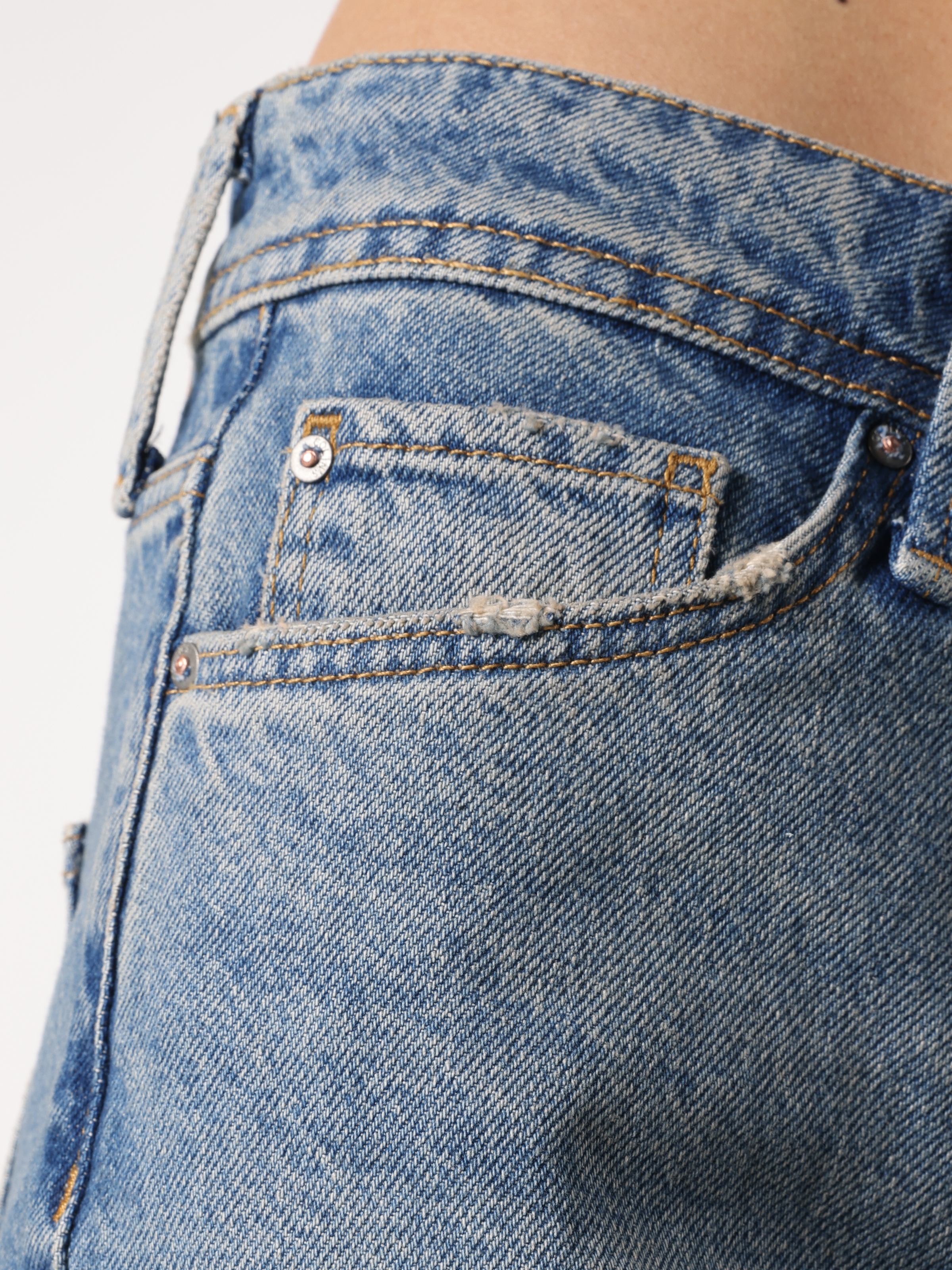 Afficher les détails de 792 Mıla Coupe Régulière Taille Moyenne Jambe Droite Bleu Pantalon En Jean Pour Femme