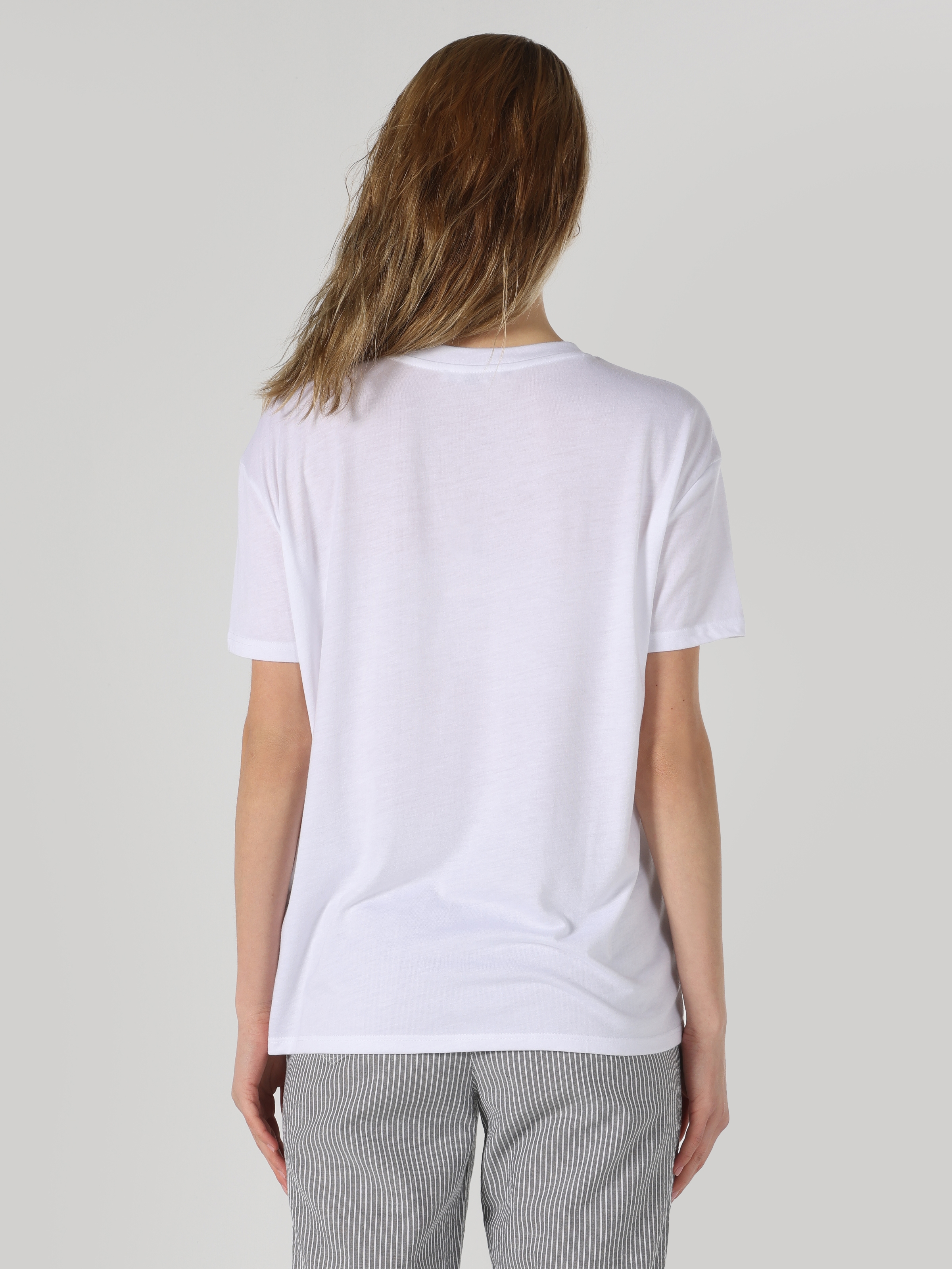 Afficher les détails de T-Shirt Blanc À Manches Courtes Pour Femmes, Coupe Régulière