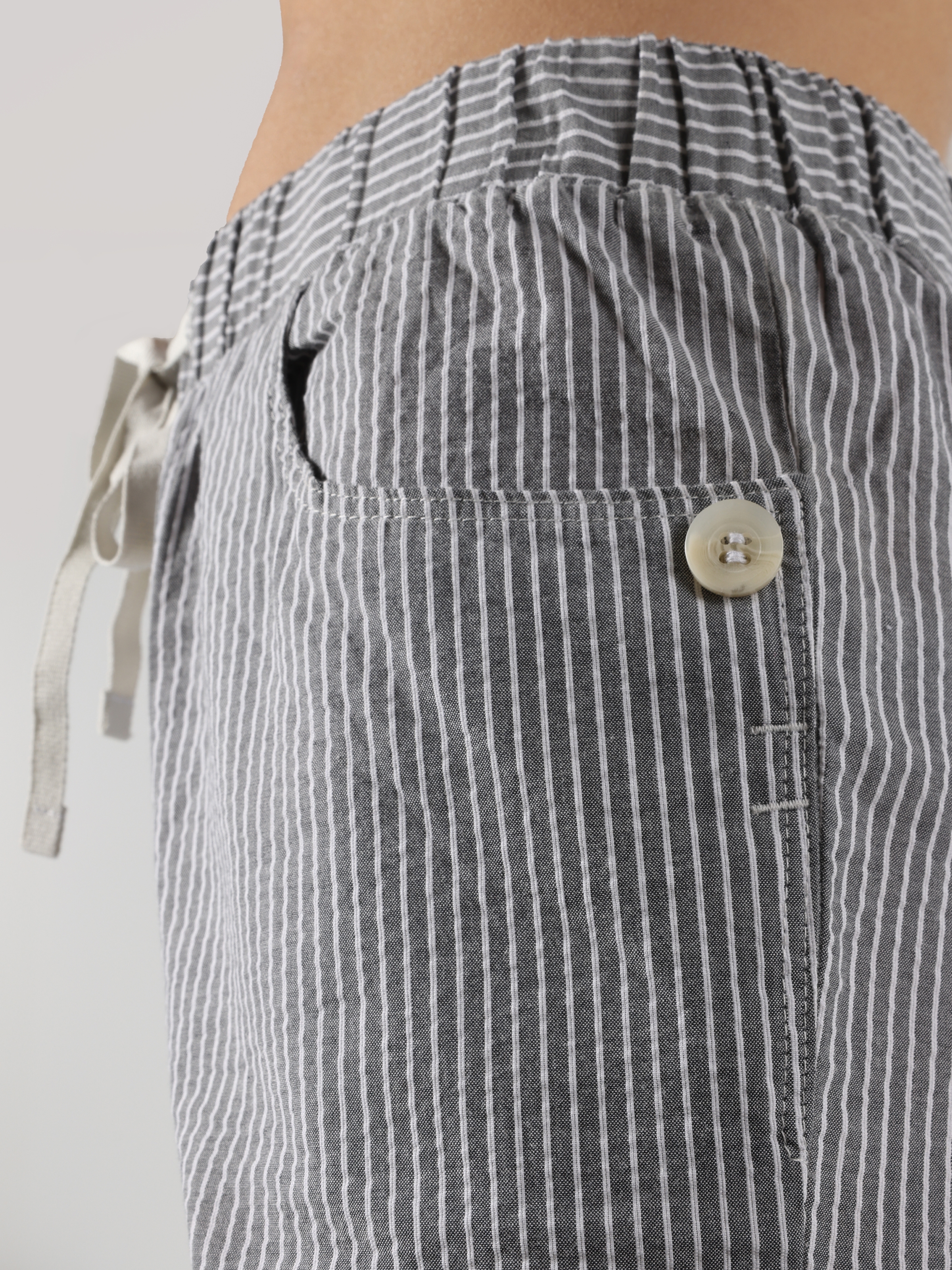 Afficher les détails de Pantalon Femme Coupe Normale Taille Basse Jambe Droite Anthracite