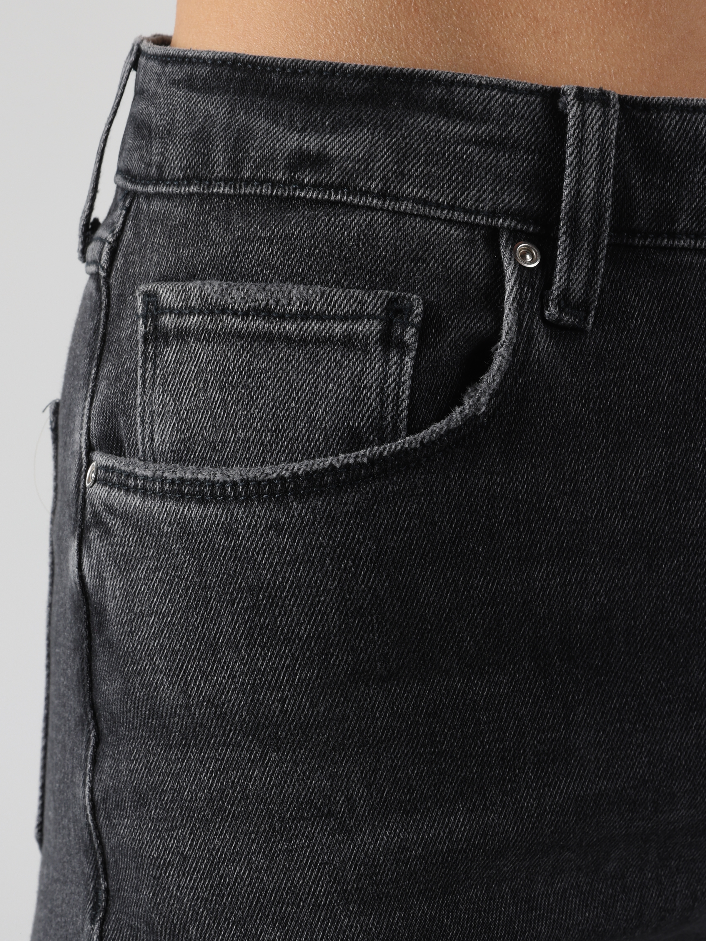 Afficher les détails de 971 Mony Coupe Régulière Taille Normale Jambe Élargie Pantalon En Jean Noir Pour Femme