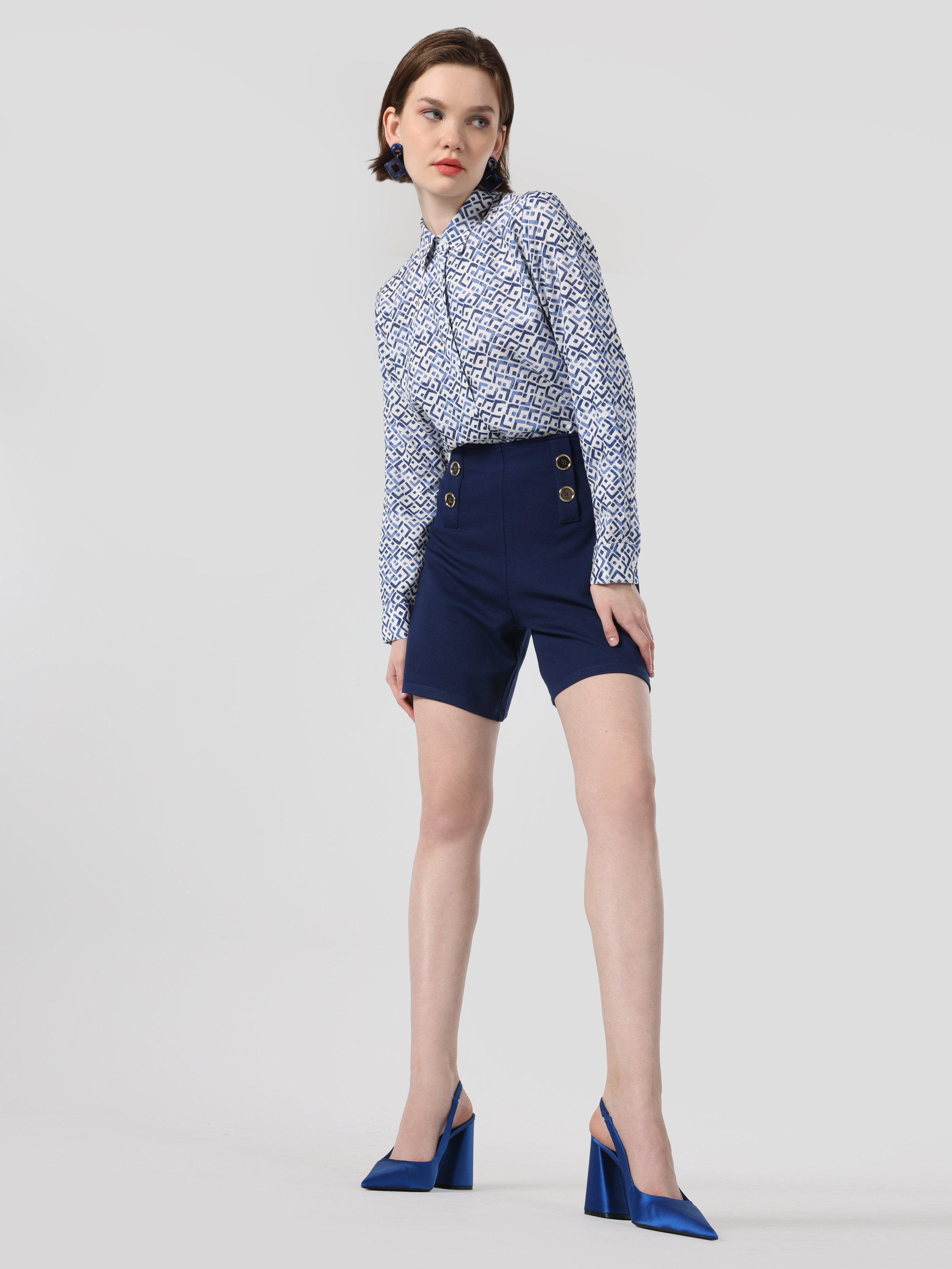 Afficher les détails de Short Femme Bleu Marine Coupe Slim Taille Moyenne