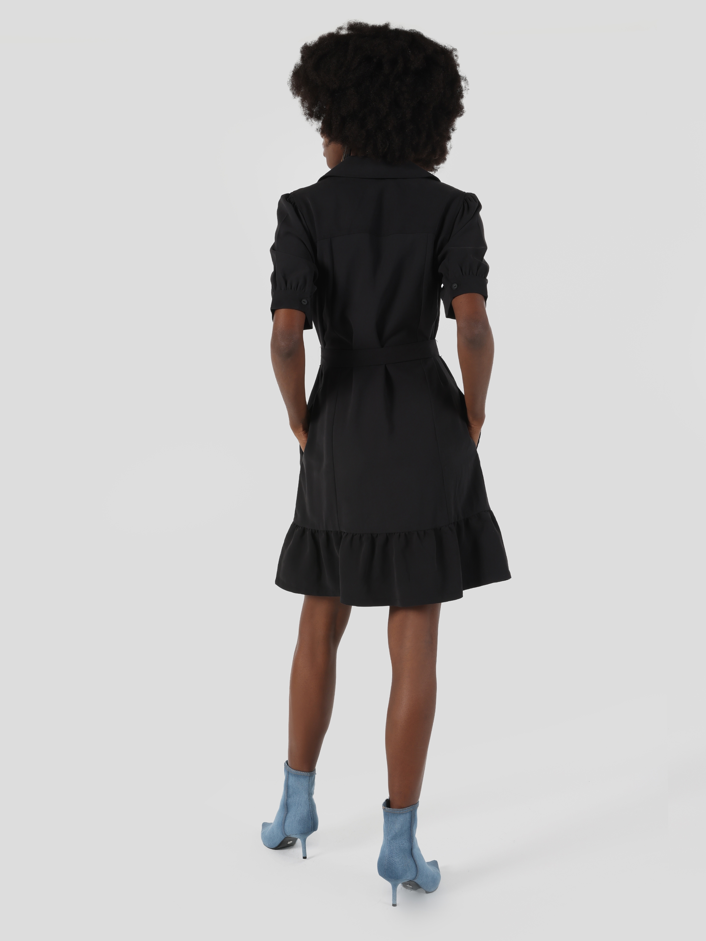 Afficher les détails de Robe Femme Noire Plissée Coupe Régulière Avec Ceinture
