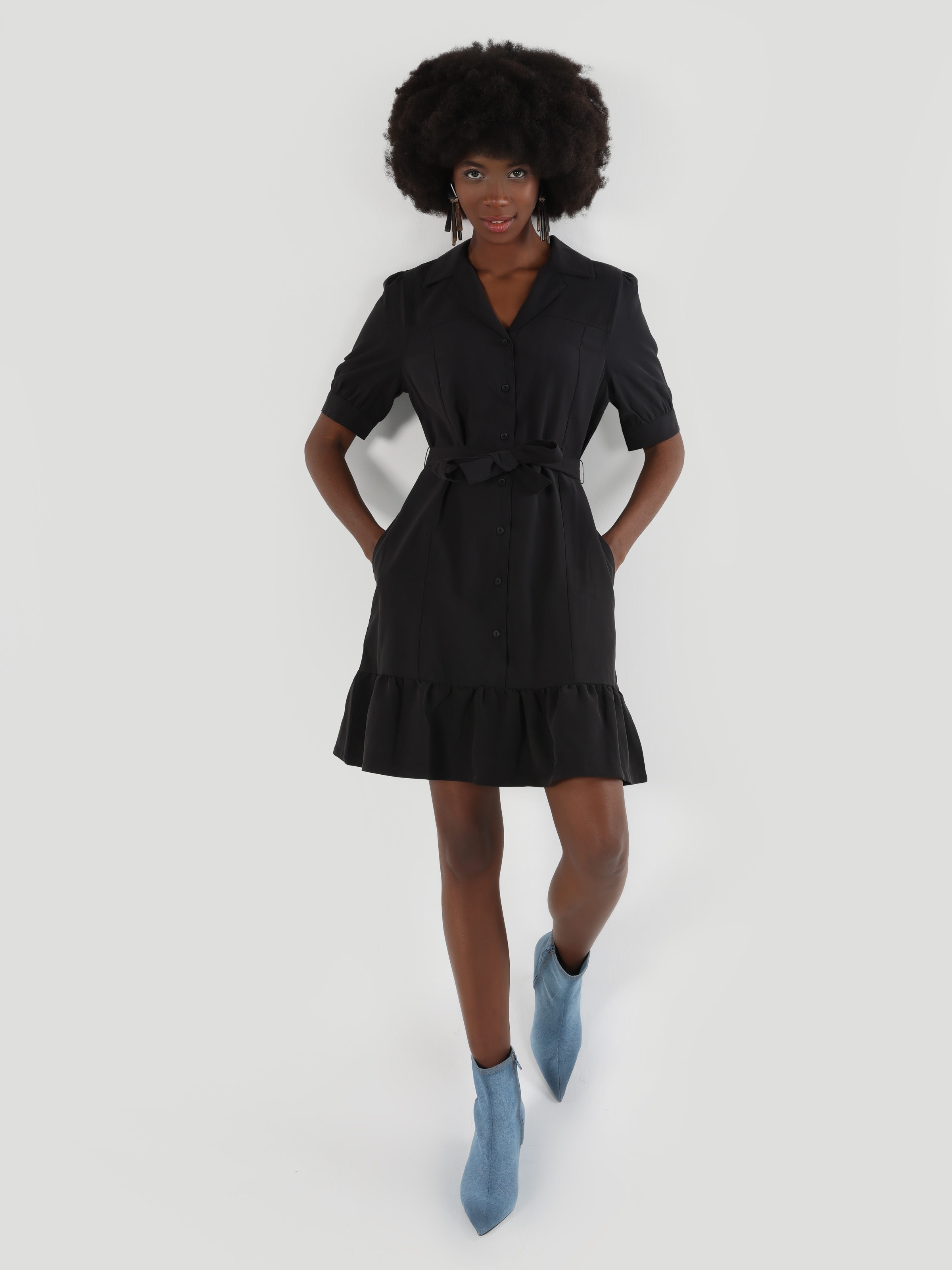 Afficher les détails de Robe Femme Noire Plissée Coupe Régulière Avec Ceinture