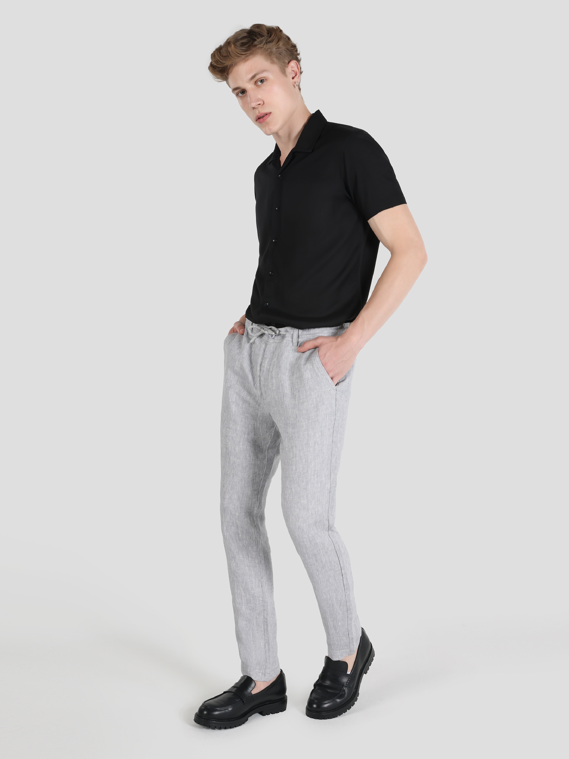 Afficher les détails de Pantalon Homme Gris Coupe Droite Taille Moyenne Coupe Regular