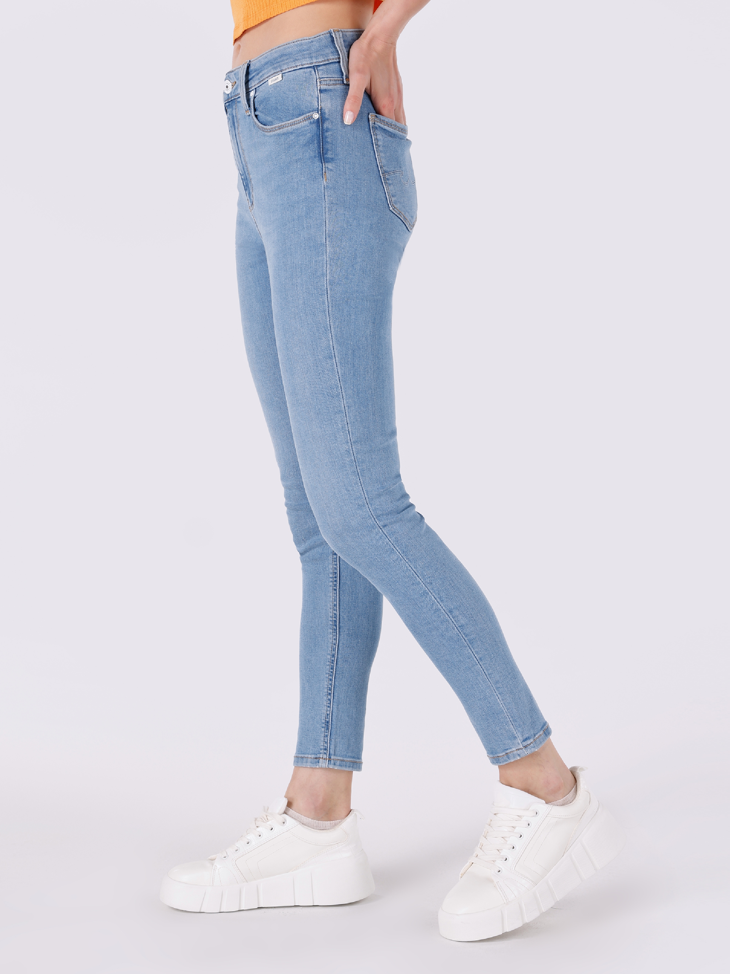 Afficher les détails de 759 Lara Super Slim Fit Taille Normale Jambe Étroite Pantalon Jean Bleu Femme