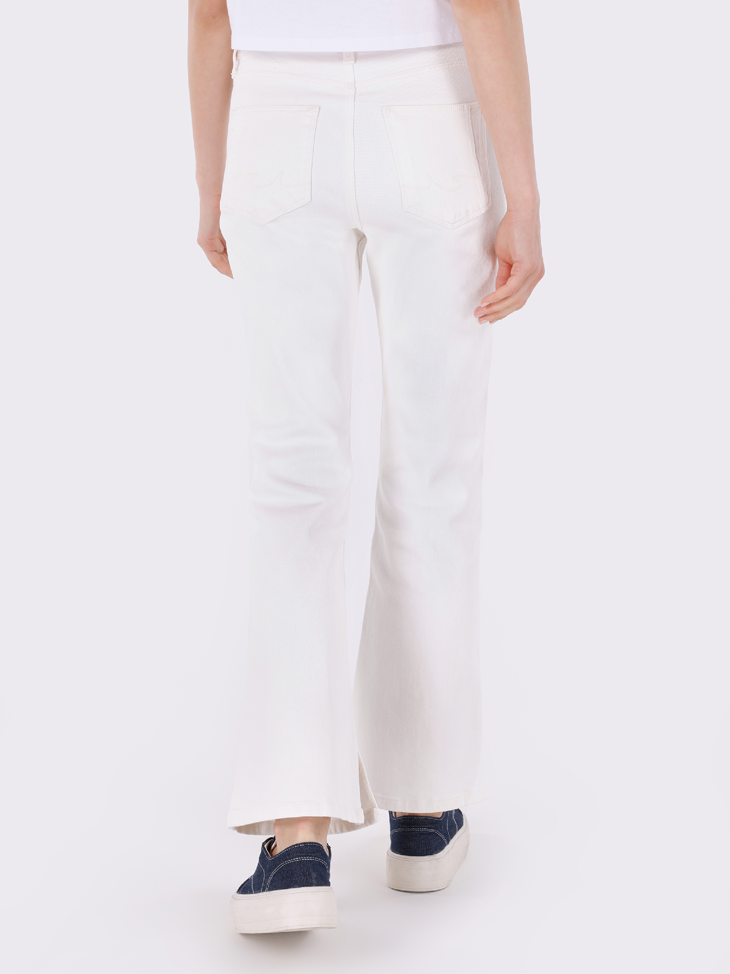 Afficher les détails de 791 Monica Regular Fit Taille Normale Jambe Large Pantalon En Jean Blanc Pour Femme