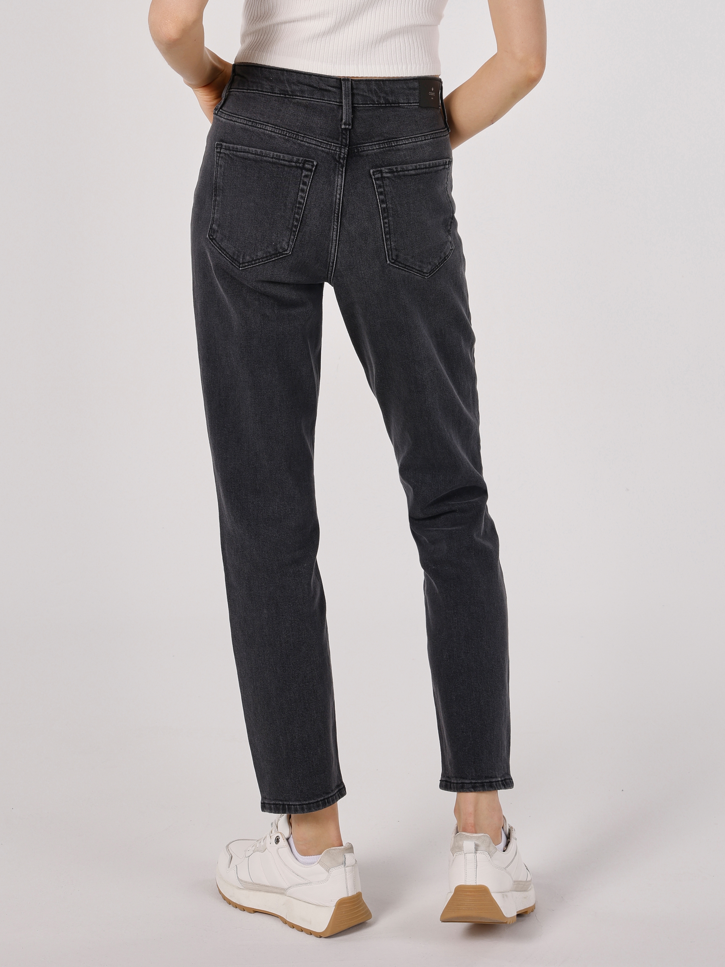 Afficher les détails de 891 Maya Slim Fit Taille Normale Jambe Étroite Gris Pantalon En Jean Pour Femme