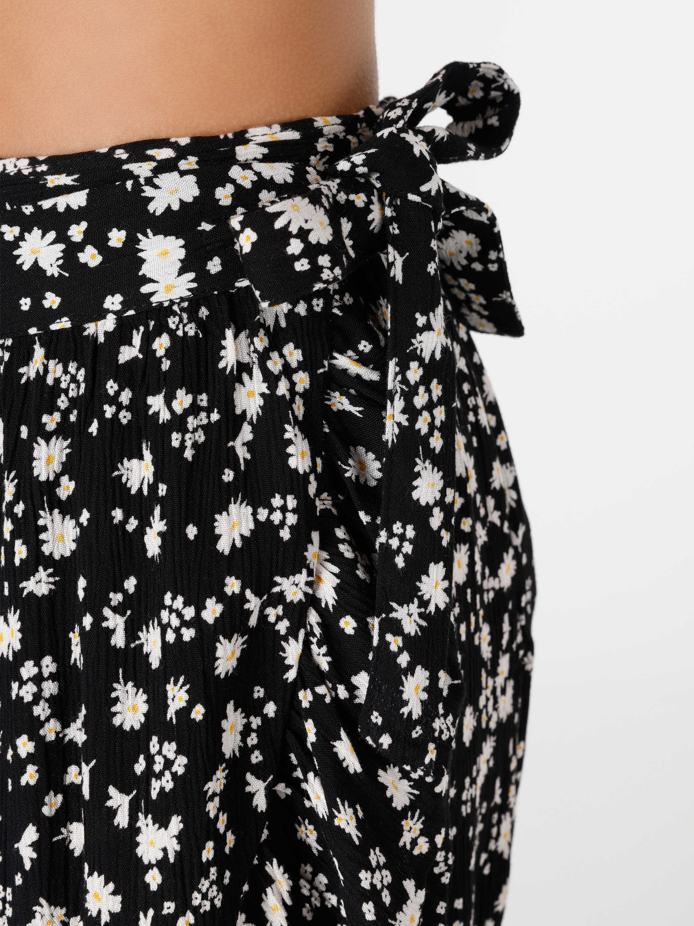 Afficher les détails de Mini Jupe Noire À Fleurs Coupe Régulière Pour Femme