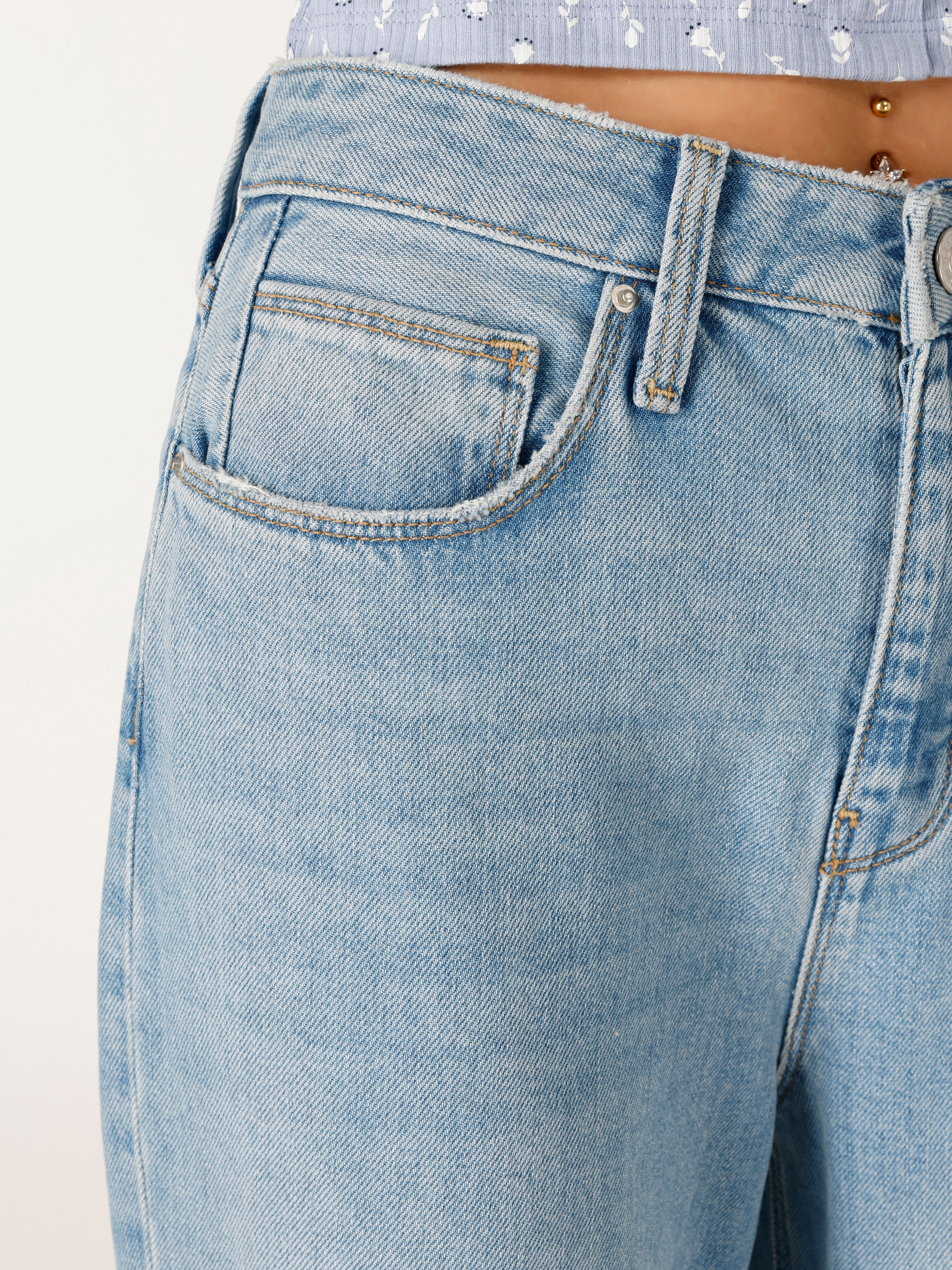 Afficher les détails de Pantalon En Jean À Jambe Large Taille Haute Coupe Régulière Pour Femme
