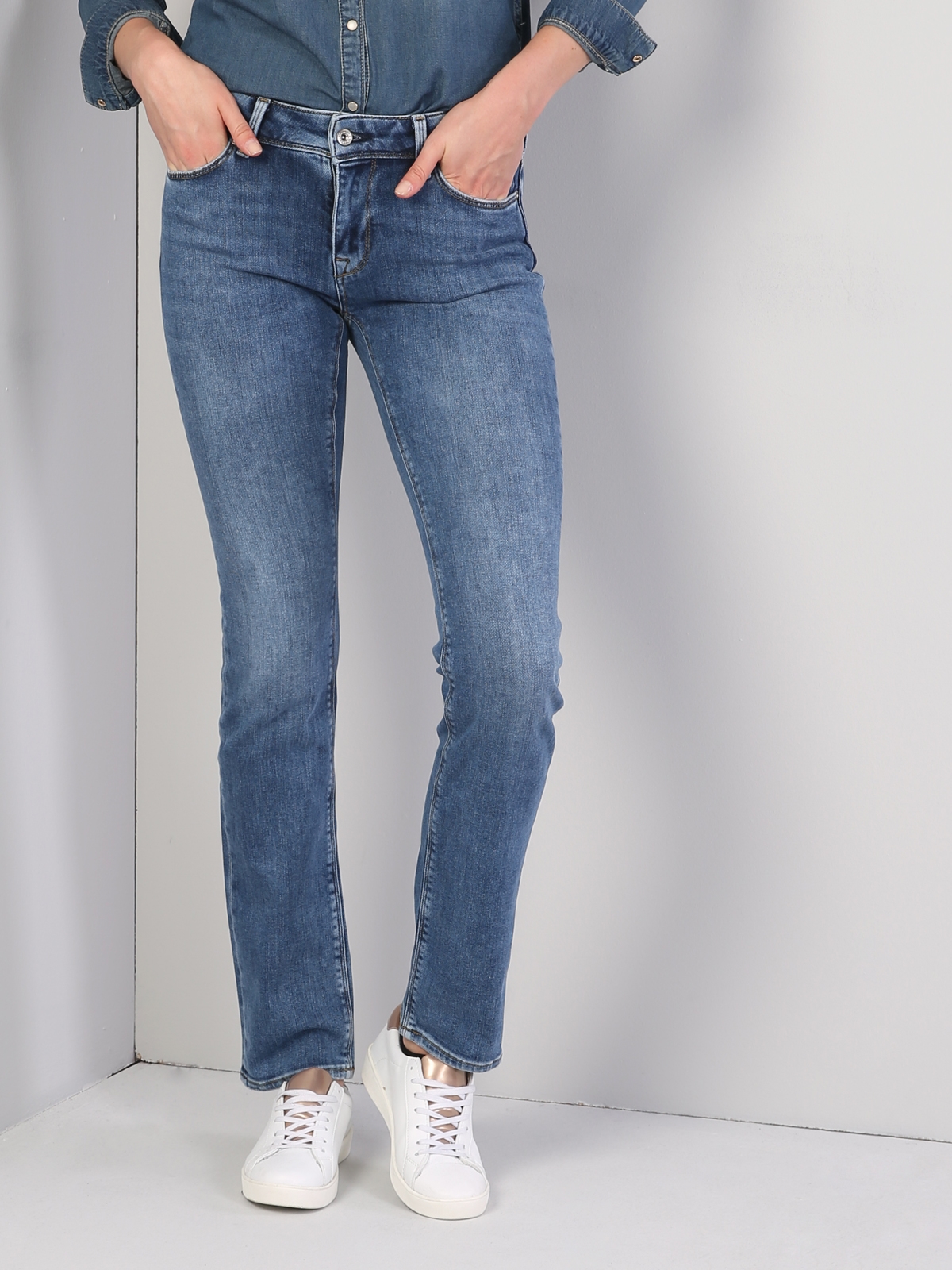 792 M la Taille Moyenne Jambe Droite Coupe Reguliere Jean Pantalon Jean Femme