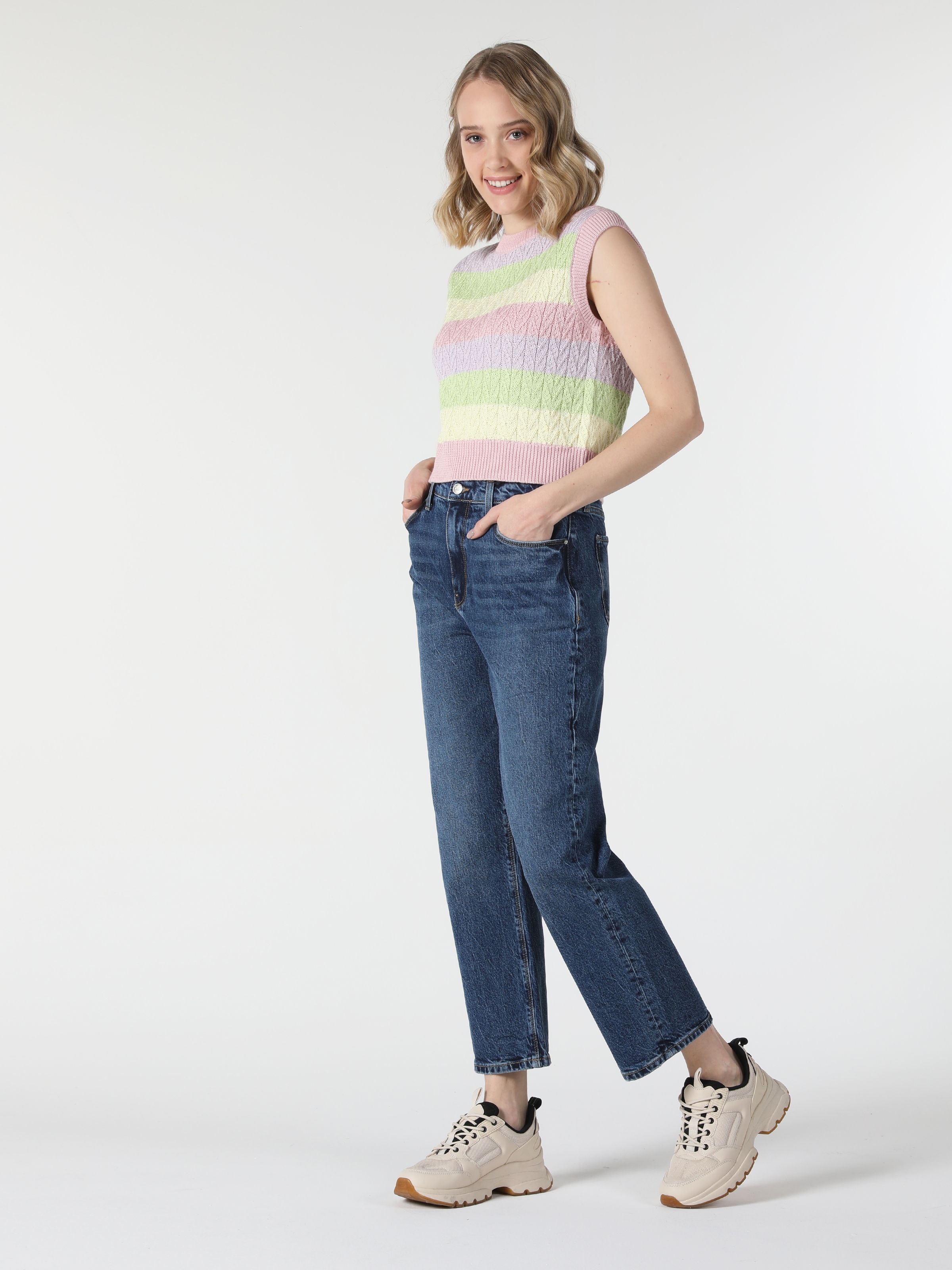 Afficher les détails de 900 Laris Pantalon En Jean Bleu Taille Haute Coupe Régulière Pour Femme