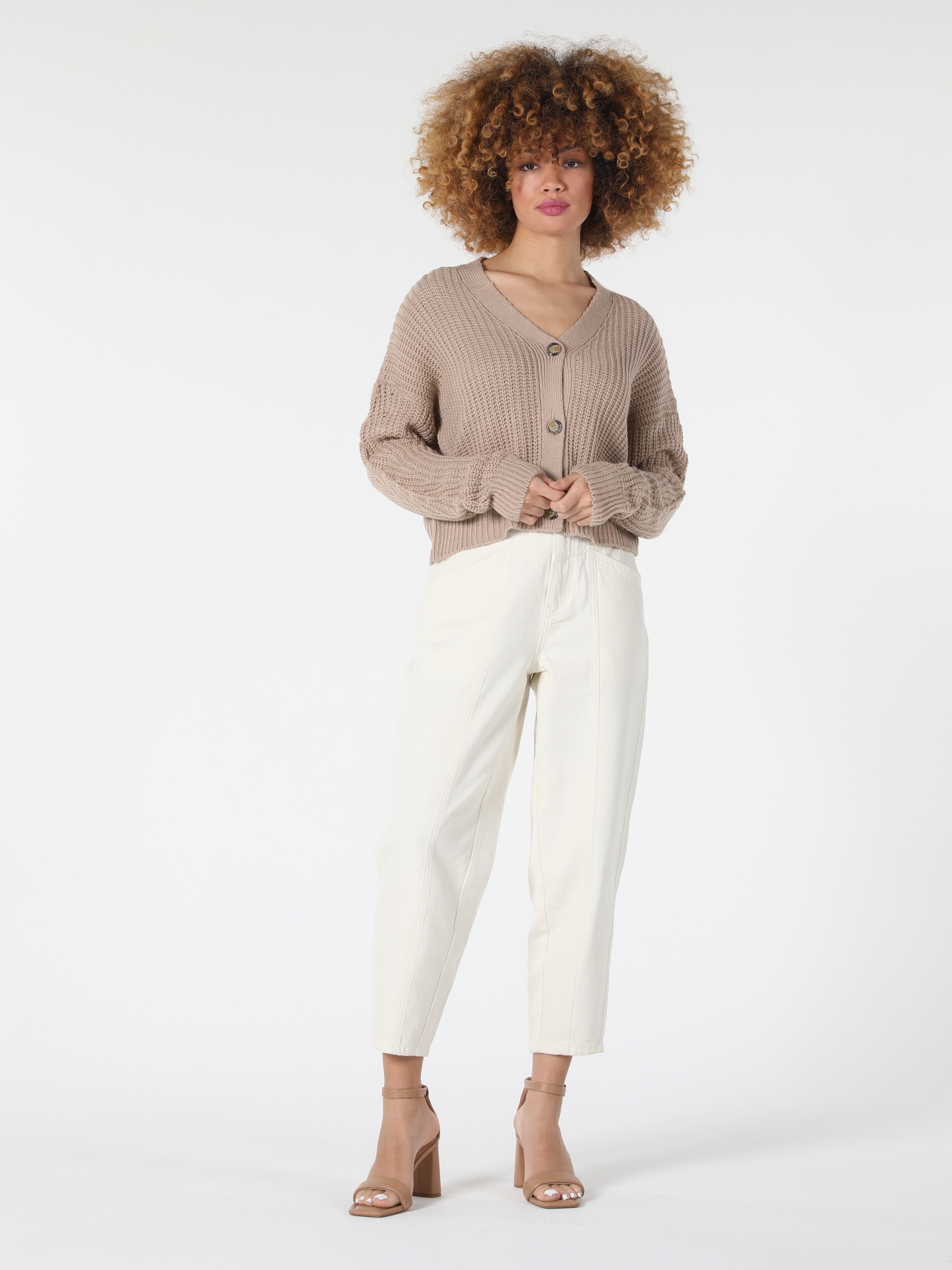Afficher les détails de Cardigan Femme Beige Comfort Fit Knitwear