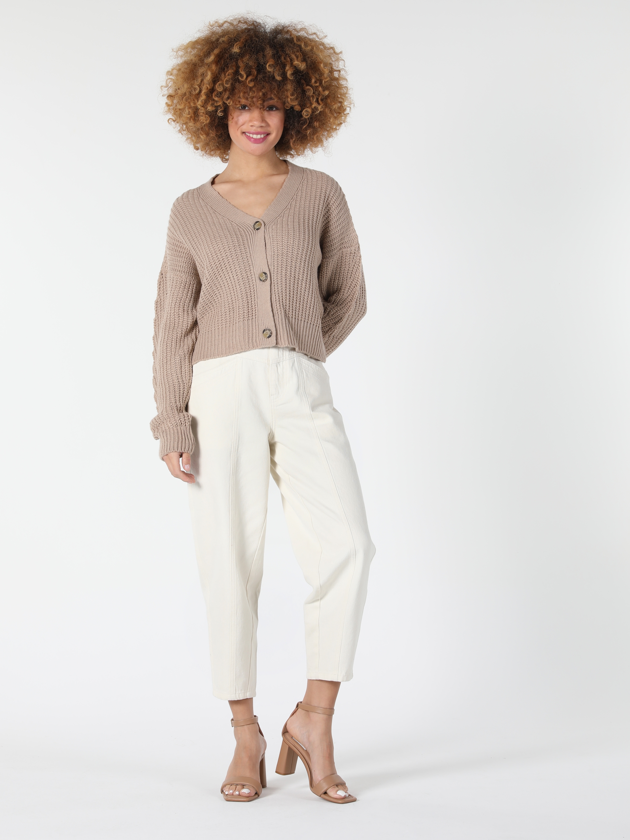 Afficher les détails de Cardigan Femme Beige Comfort Fit Knitwear