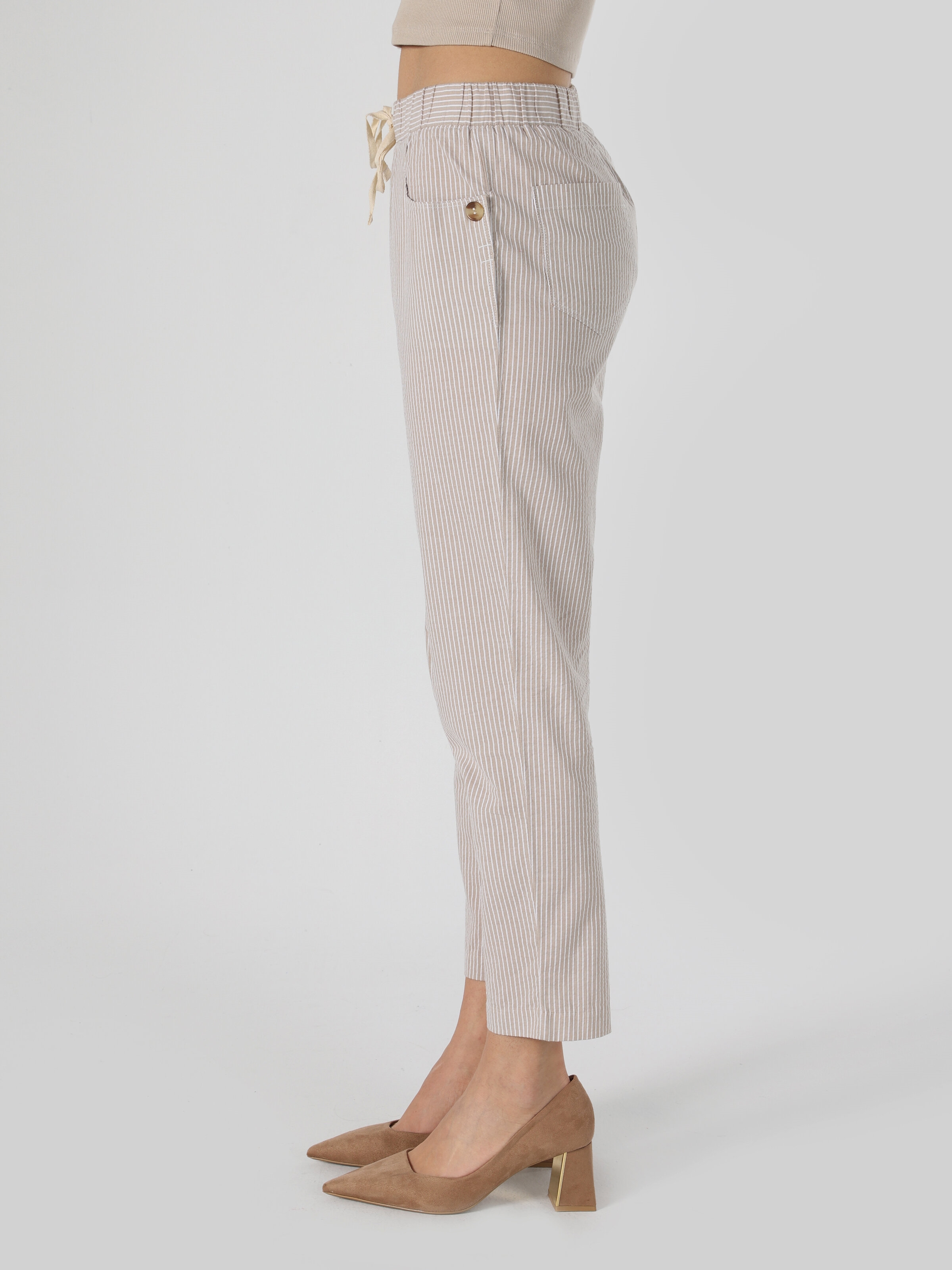 Afficher les détails de Pantalon Femme Beige Coupe Normale Taille Basse Jambe Droite
