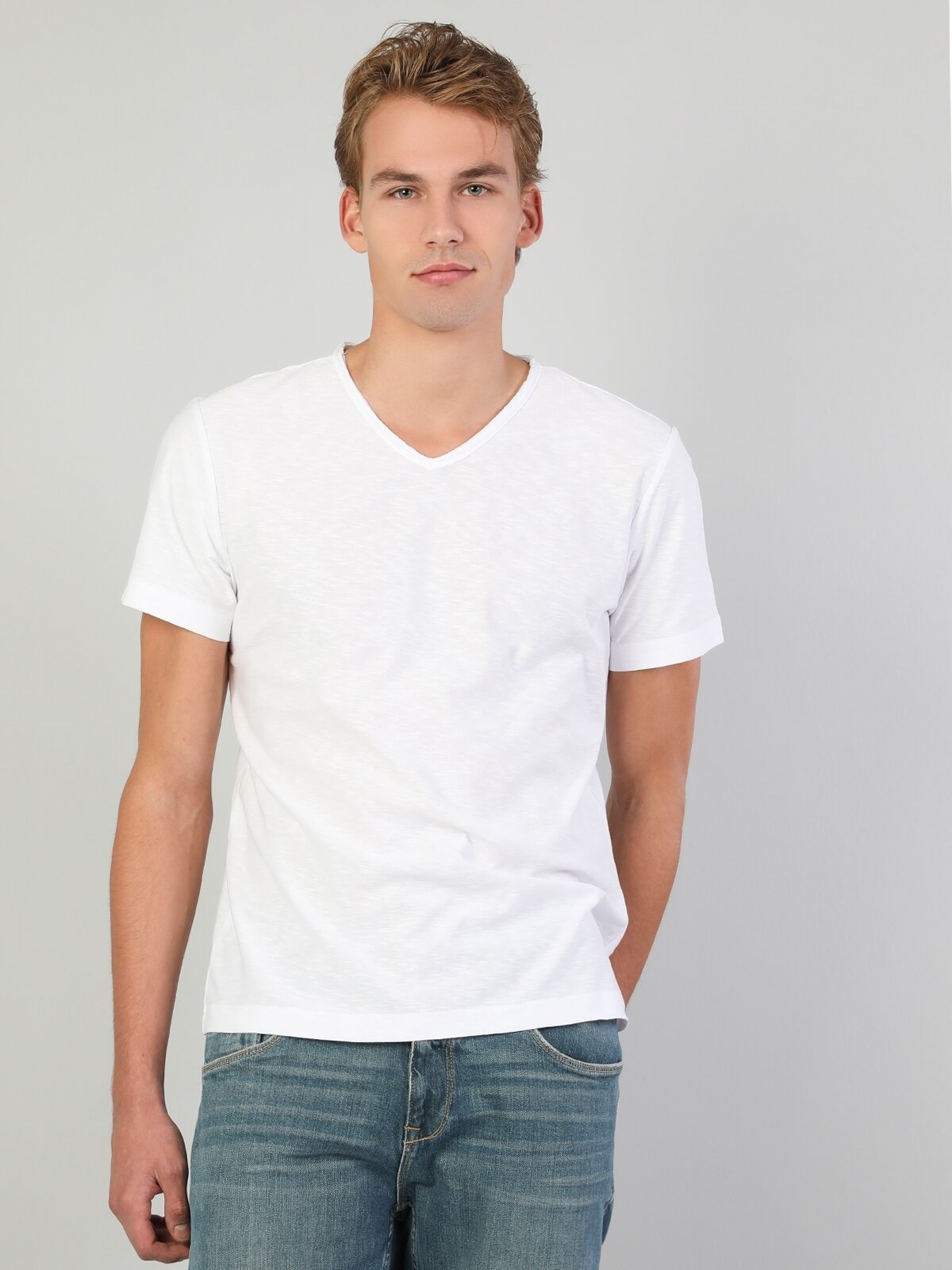 Afficher les détails de T-Shirt Blanc À Manches Courtes Pour Hommes, Coupe Classique, Col En V