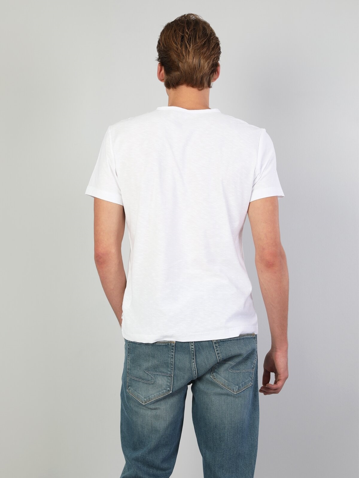 Afficher les détails de T-Shirt Blanc À Manches Courtes Pour Hommes, Coupe Classique, Col En V