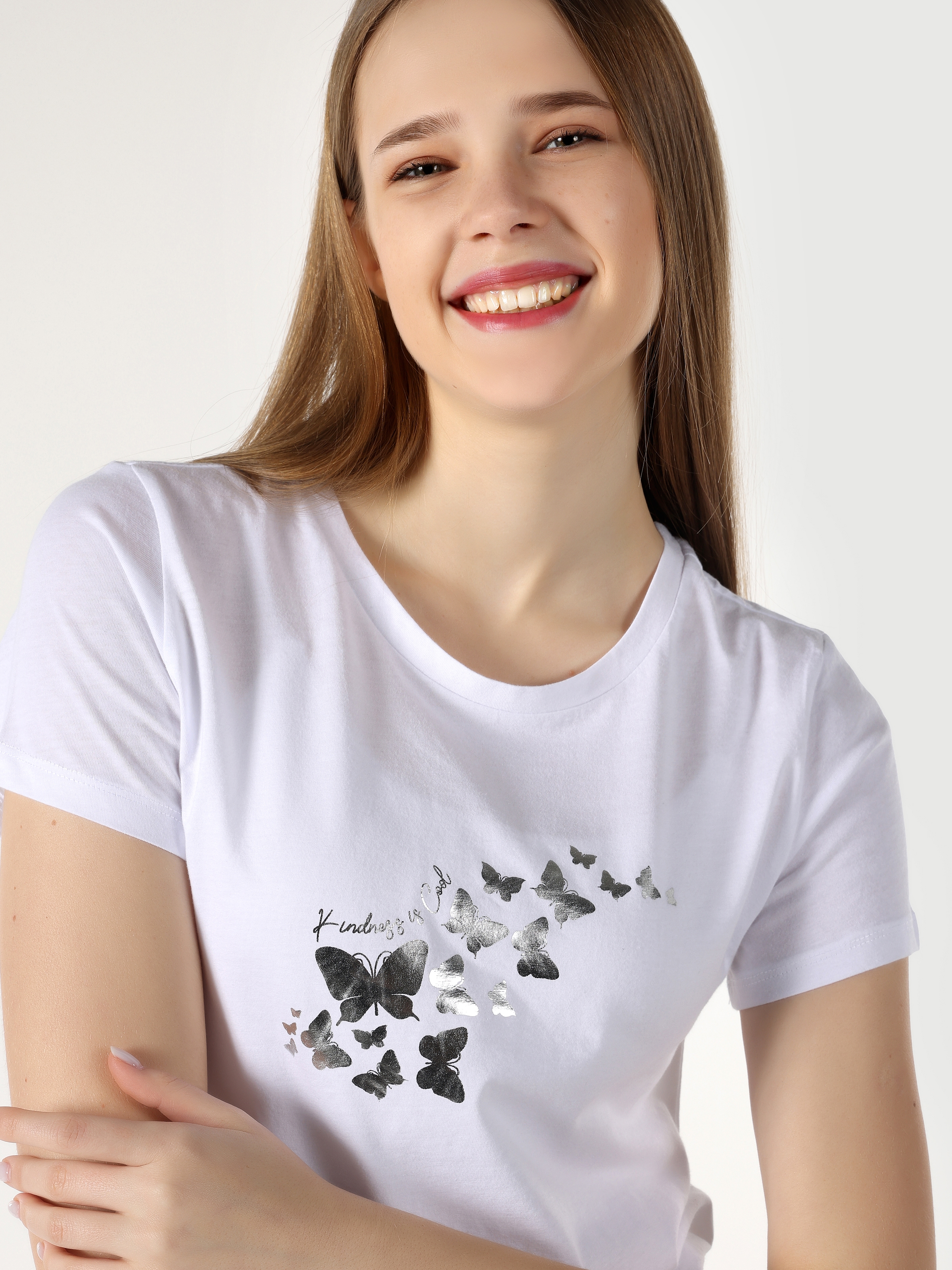 Afficher les détails de T-Shirt À Manches Courtes Pour Femmes Blanc İmprimé À Col Rond Coupe Régulière