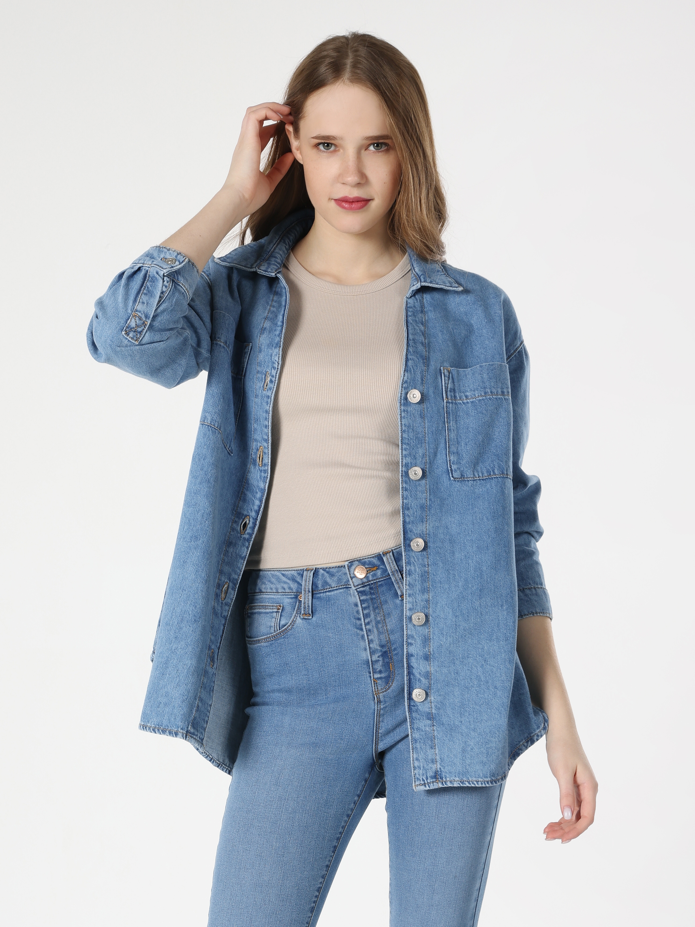 Afficher les détails de Chemise À Manches Longues En Jean Bleu Coupe Décontractée Pour Femme Avec Poches