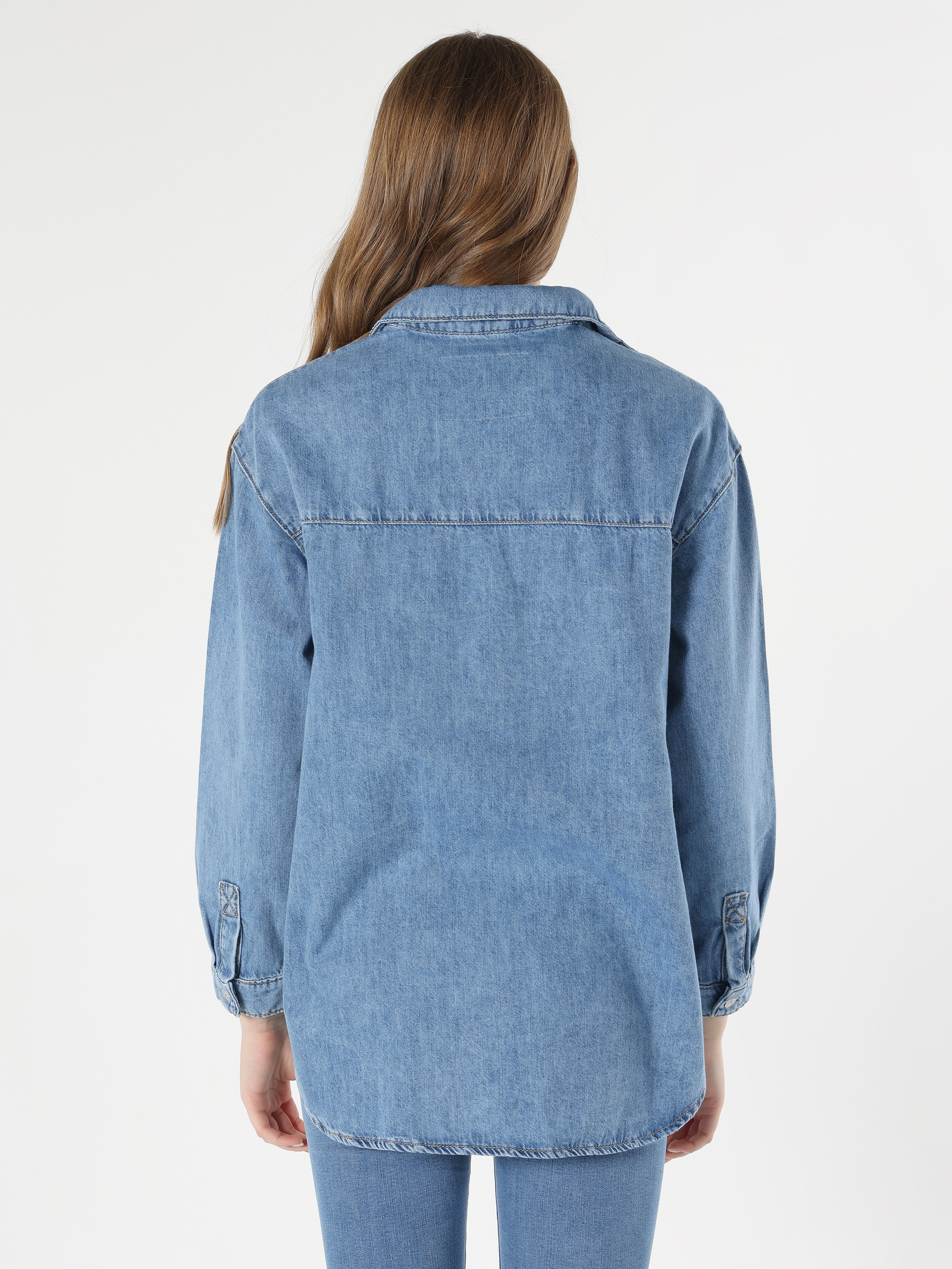 Afficher les détails de Chemise À Manches Longues En Jean Bleu Coupe Décontractée Pour Femme Avec Poches