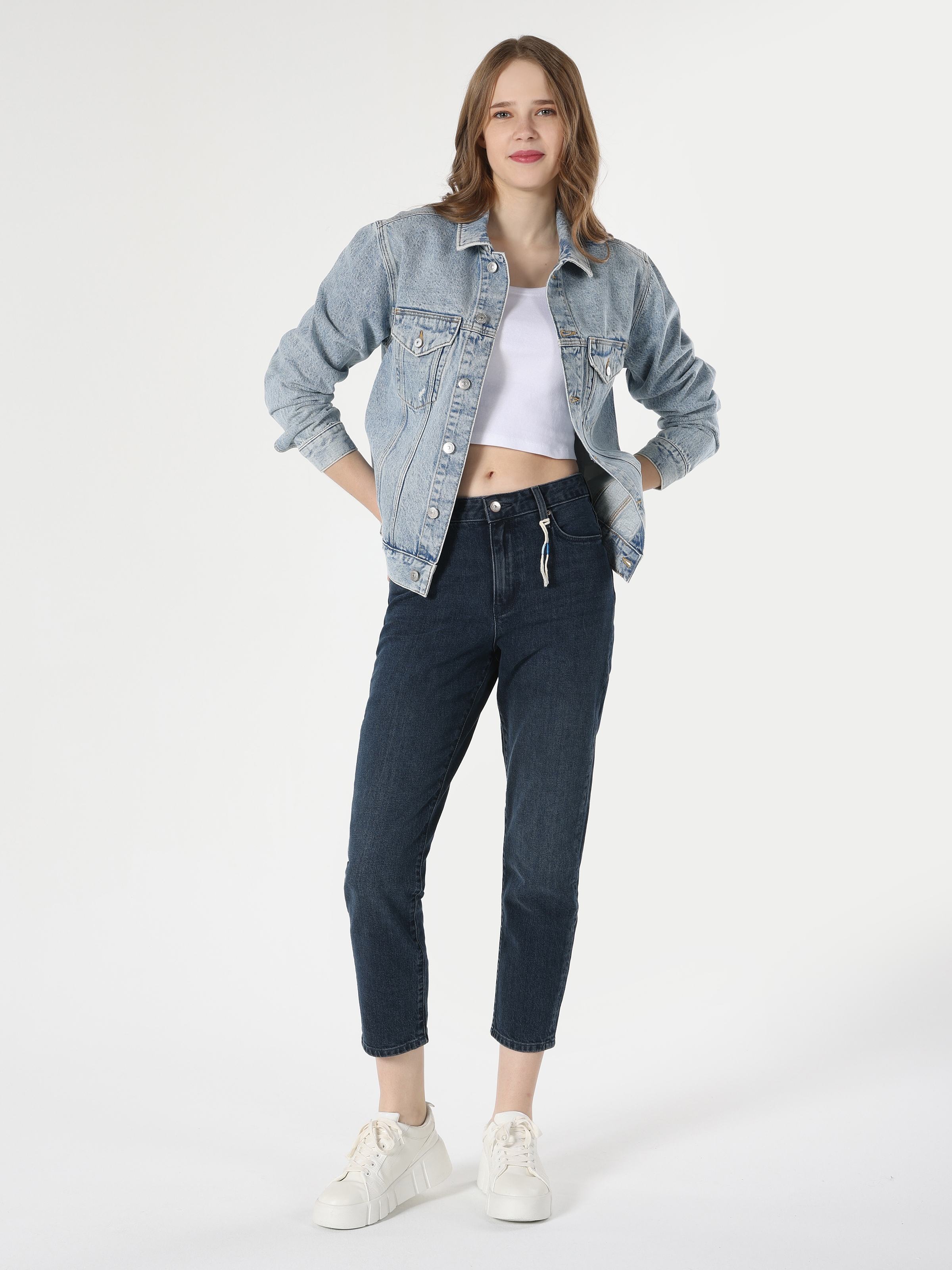 Afficher les détails de 891 Maya Slim Fit Taille Moyenne Jambe Effilée Bleu Foncé Pantalon En Jean Pour Femme