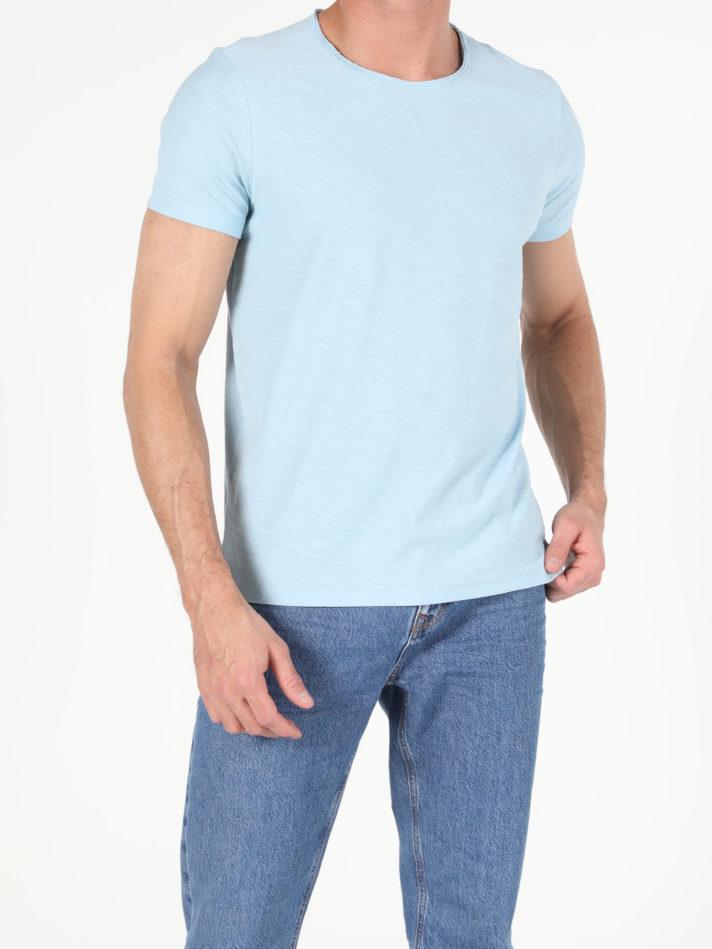 Afficher les détails de T-Shirt Bleu À Manches Courtes Tricoté À Col Rond Pour Hommes