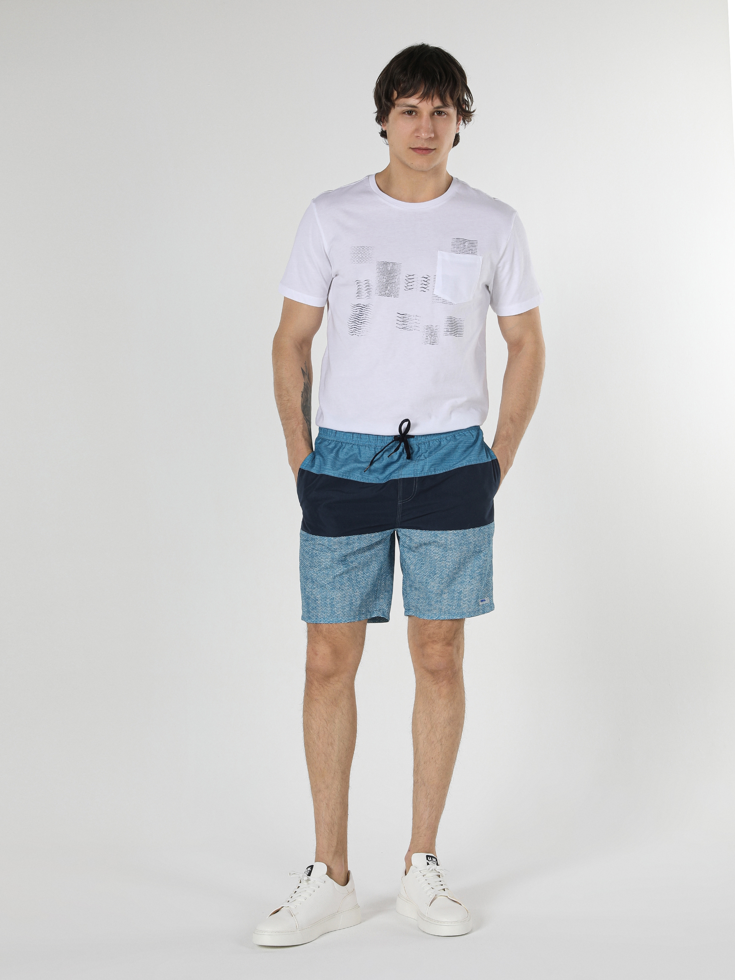 Afficher les détails de Short De Bain Homme Bleu Rayé Coupe Slim Taille Moyenne
