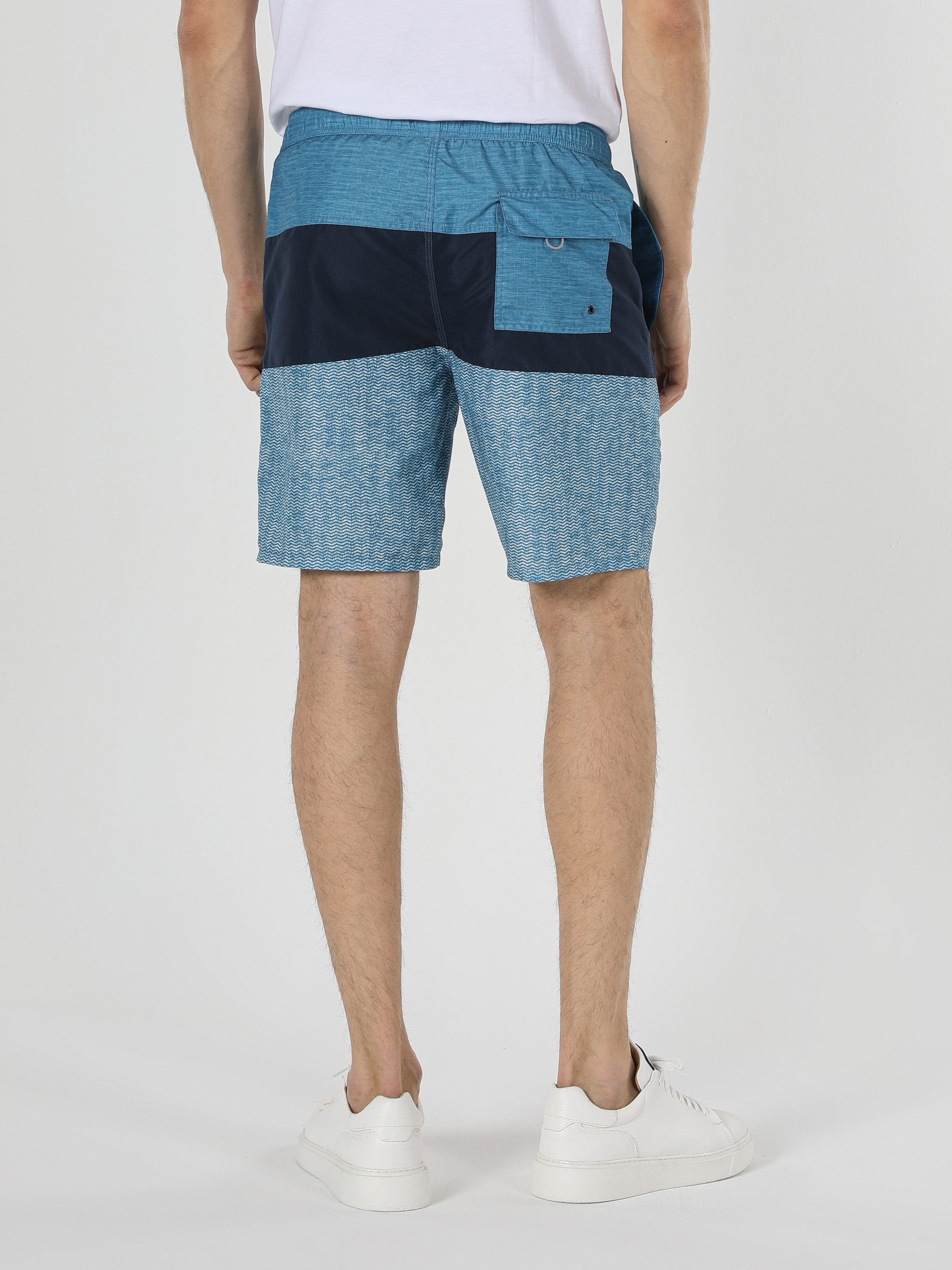 Afficher les détails de Short De Bain Homme Bleu Rayé Coupe Slim Taille Moyenne