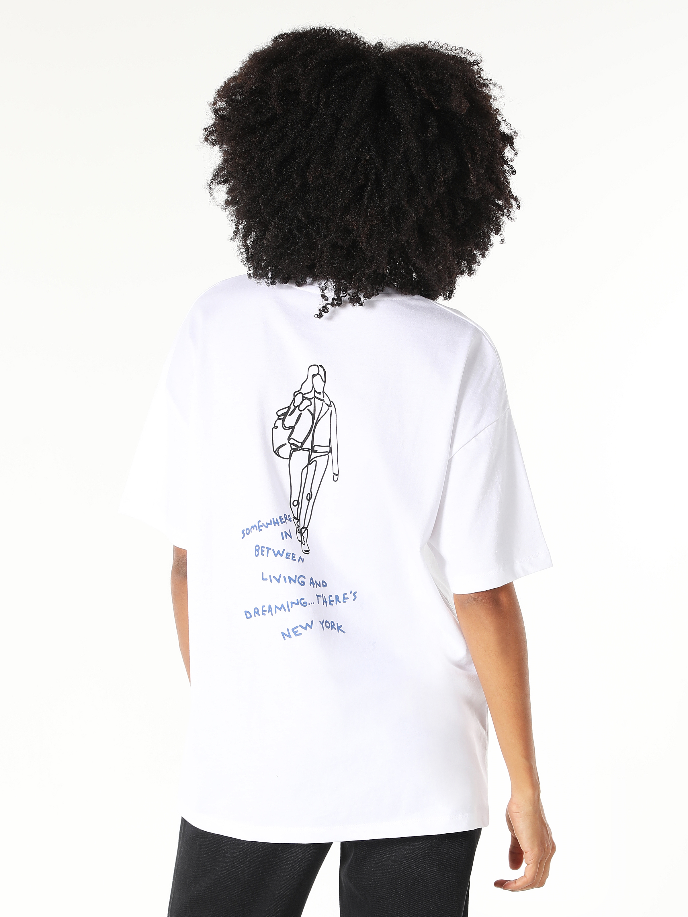 Afficher les détails de T-Shirt À Manches Courtes Blanche Avec Le Texte İmprimée Pour Femme