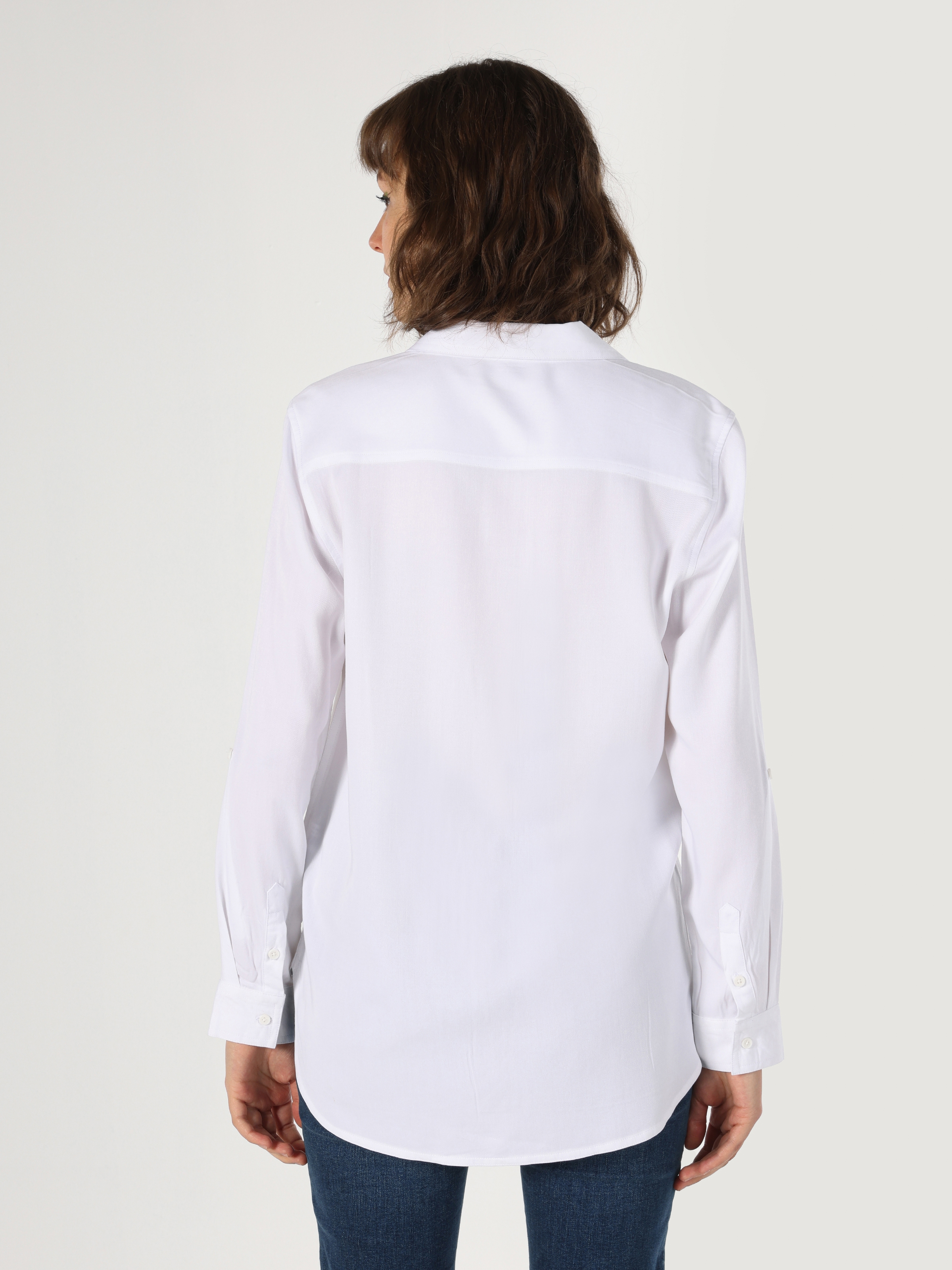 Afficher les détails de Chemise À Manches Longues Blanche Coupe Régulière Avec Detaillée Poche Pour Femme