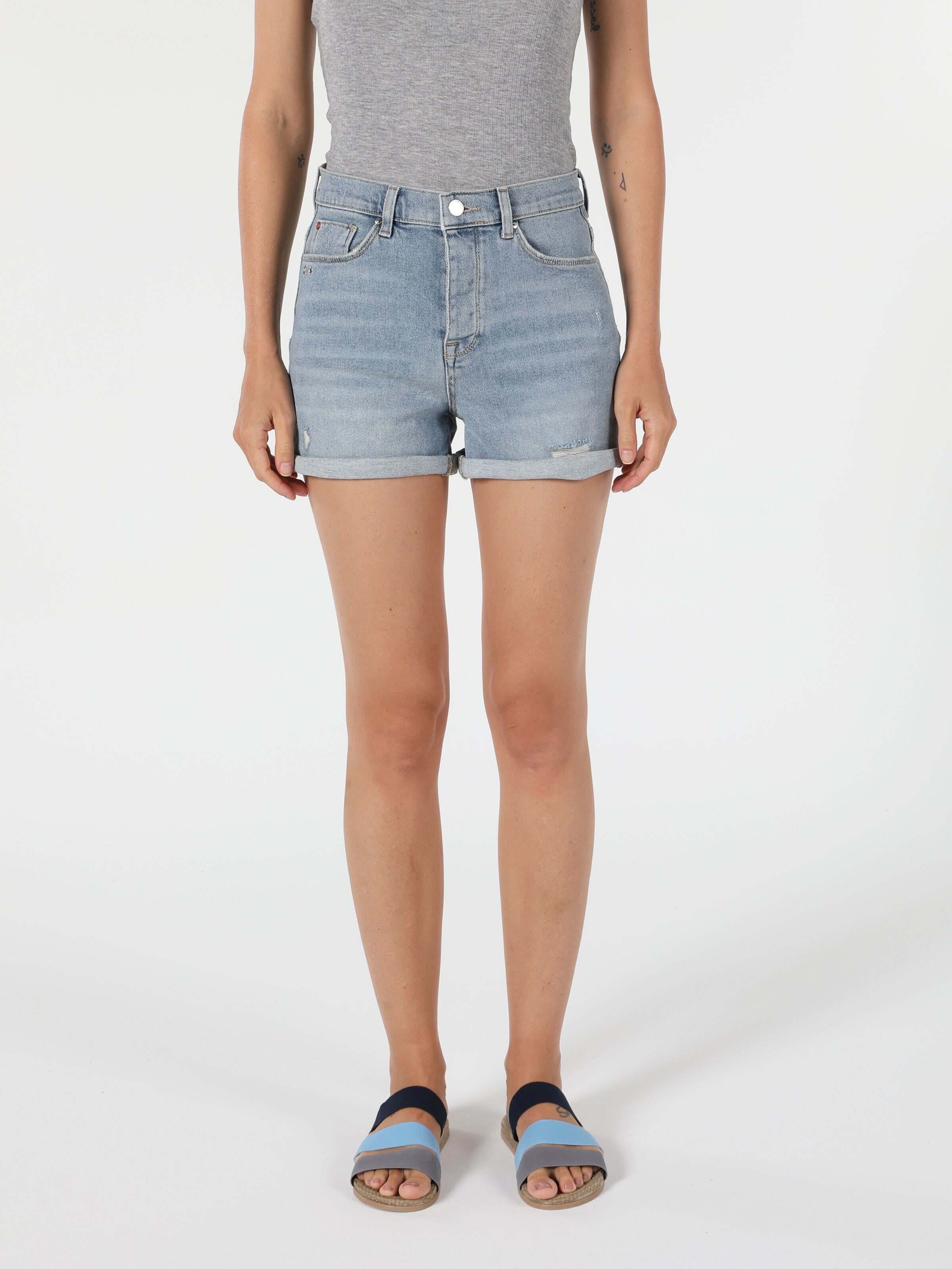 Afficher les détails de Short En Jean Taille Moyenne Coupe Slim Pour Femme
