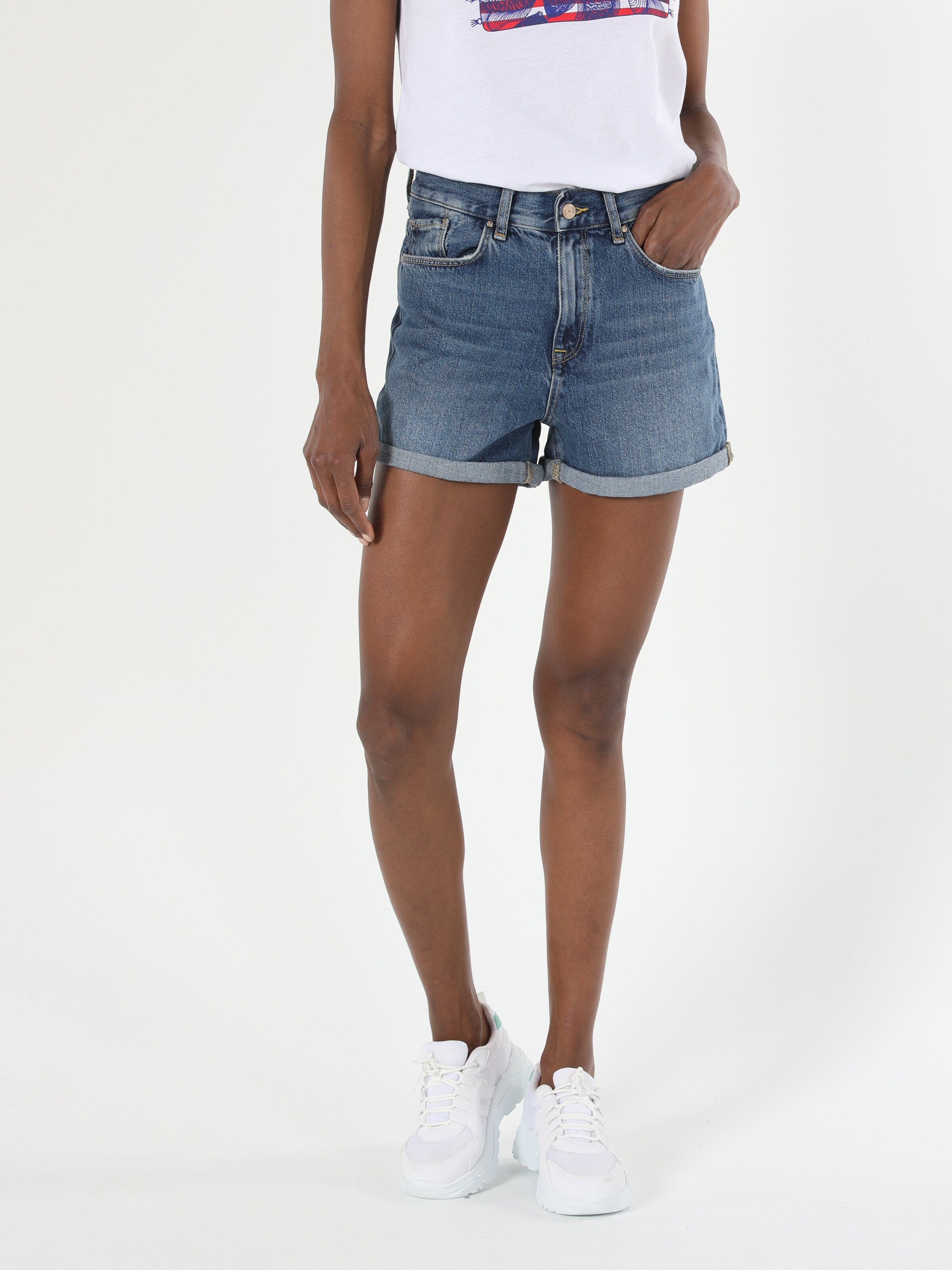 Afficher les détails de Short En Jean Taille Haute Coupe Régulière Pour Femme