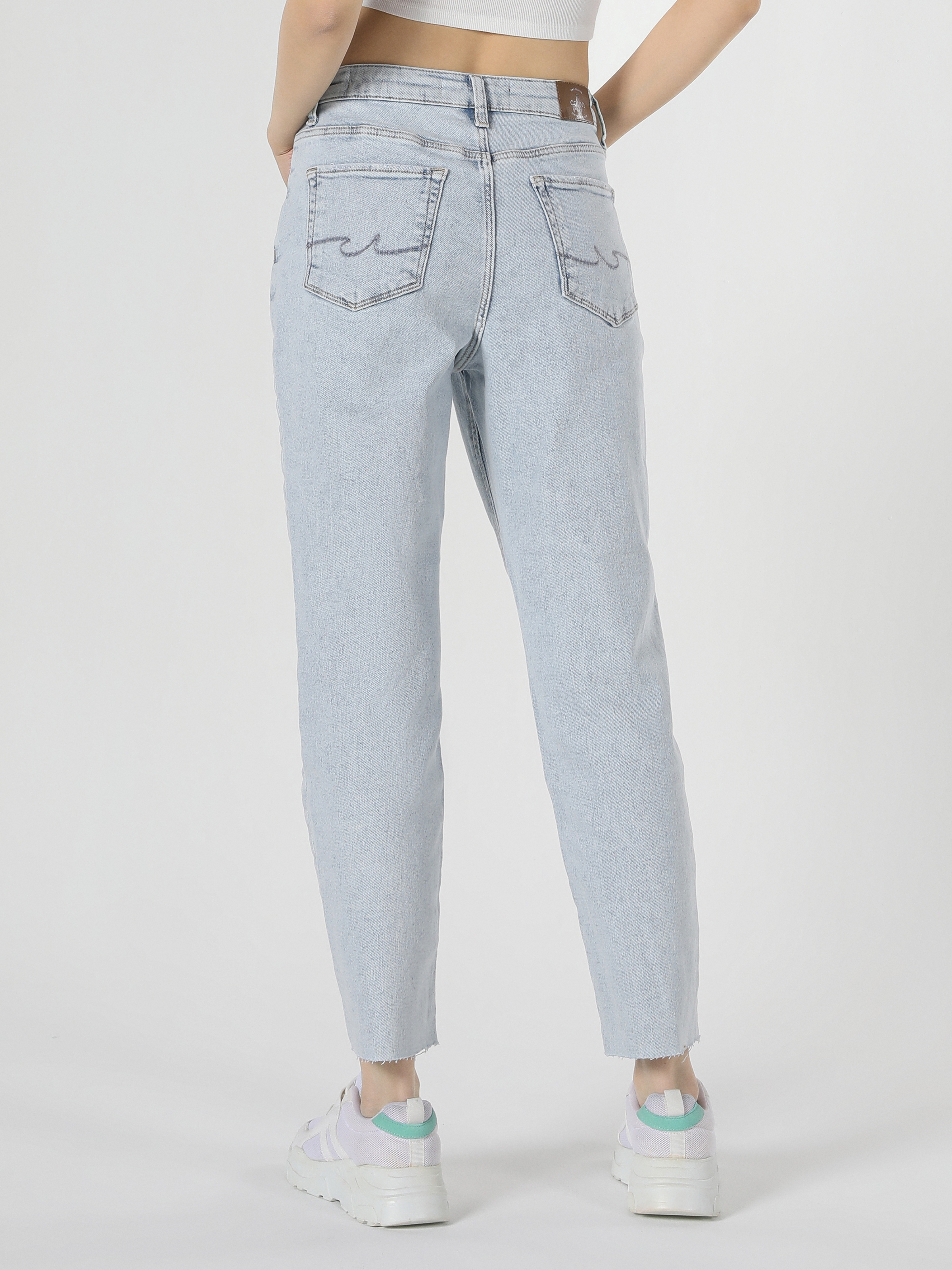 Afficher les détails de Pantalon Femme 891 Maya Coupe Slim Taille Normale Jean