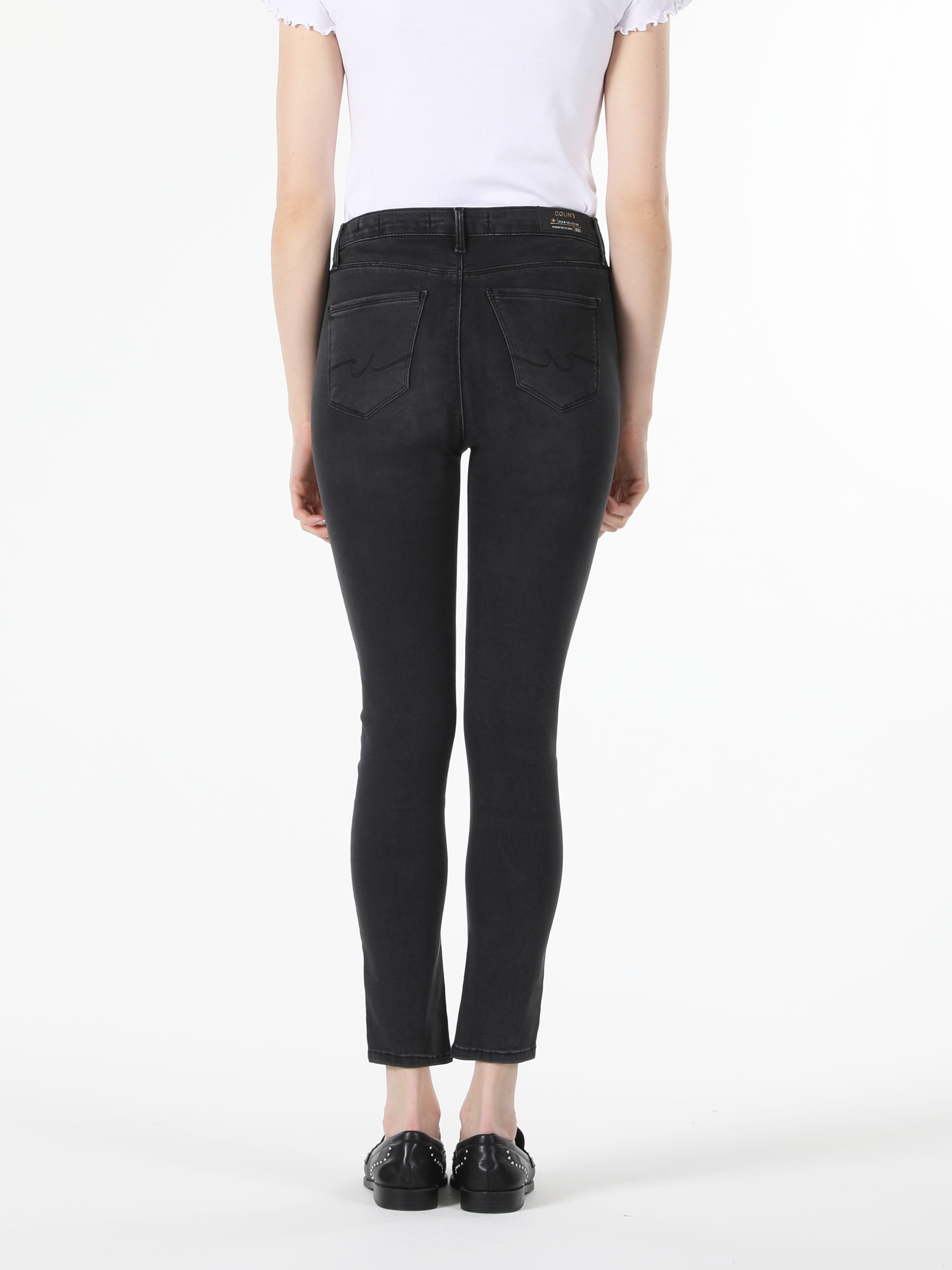 Afficher les détails de 759 Lara Pantalon En Jean Noir Taille Moyenne, Jambe Étroite, Coupe Super Slim Pour Femme