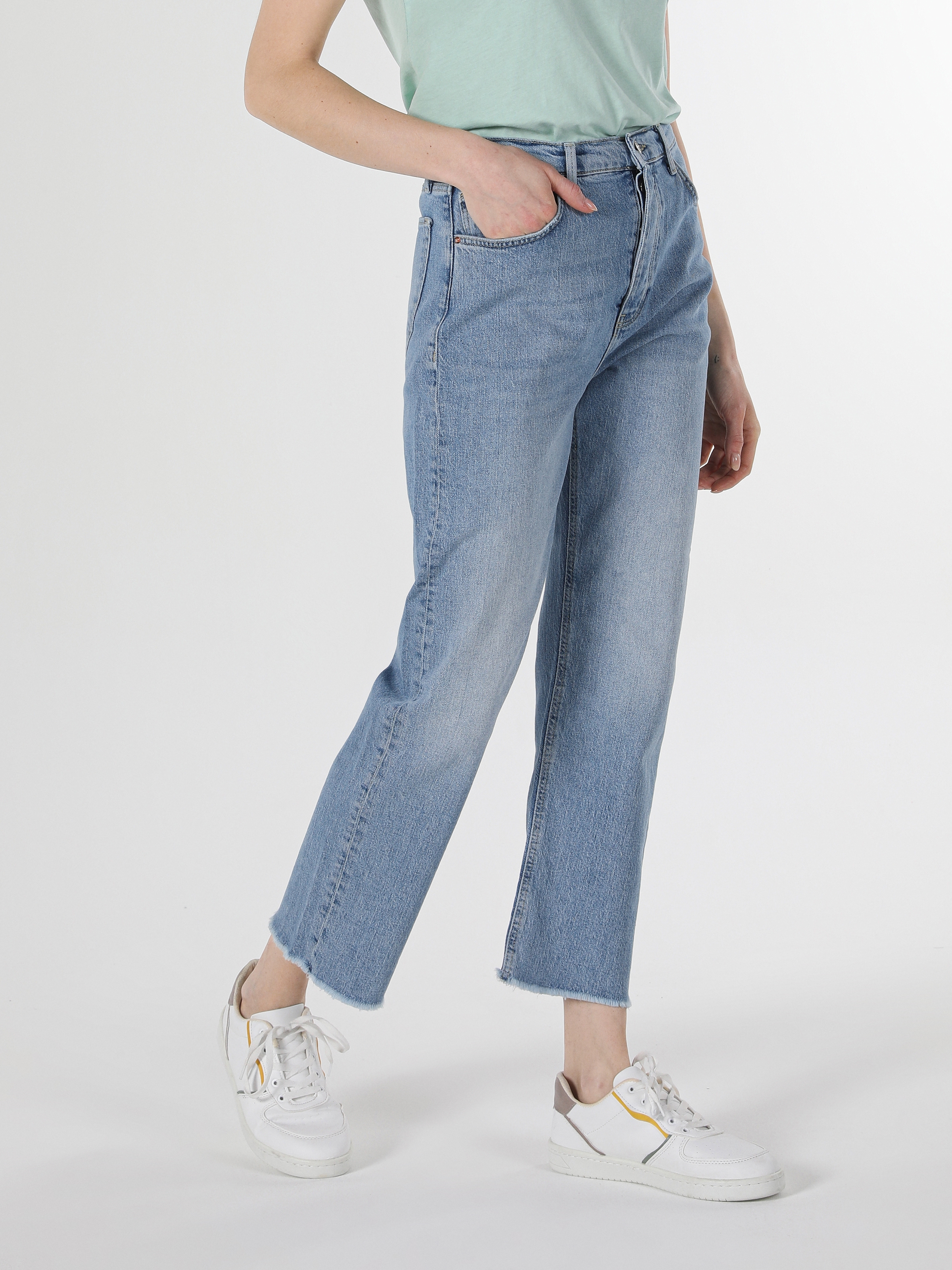 Afficher les détails de Pantalon En Jean Bleu Taille Haute Pour Femme, Coupe Régulière, Jambe Droite, 900 Laris