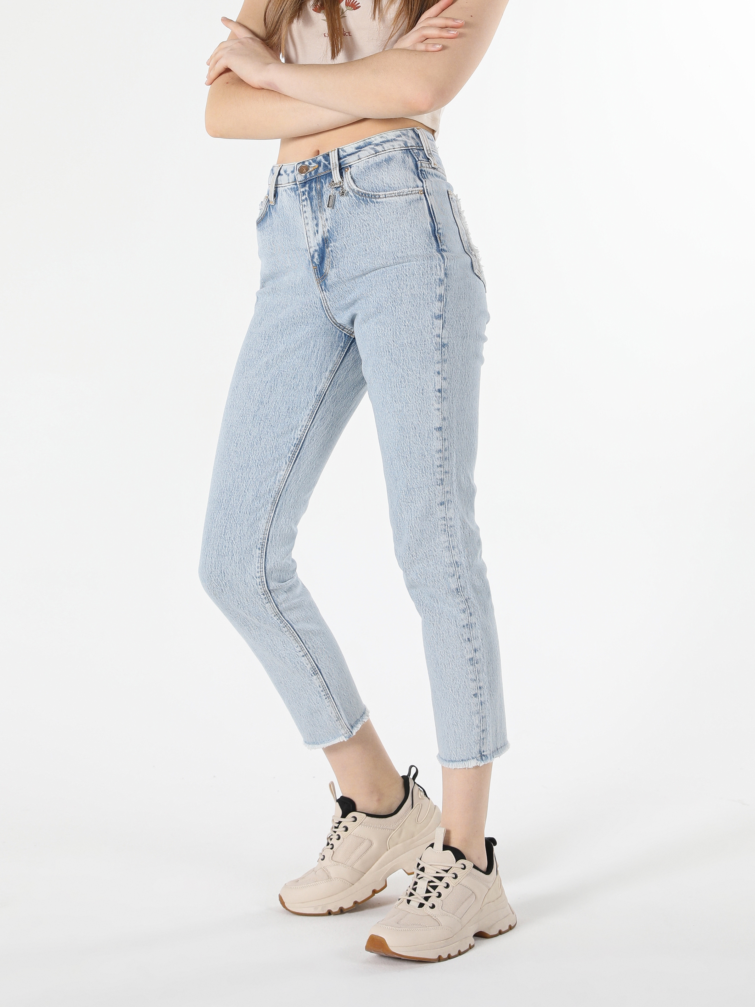 Afficher les détails de Pantalon Femme 891 Maya Coupe Slim Taille Normale Jean