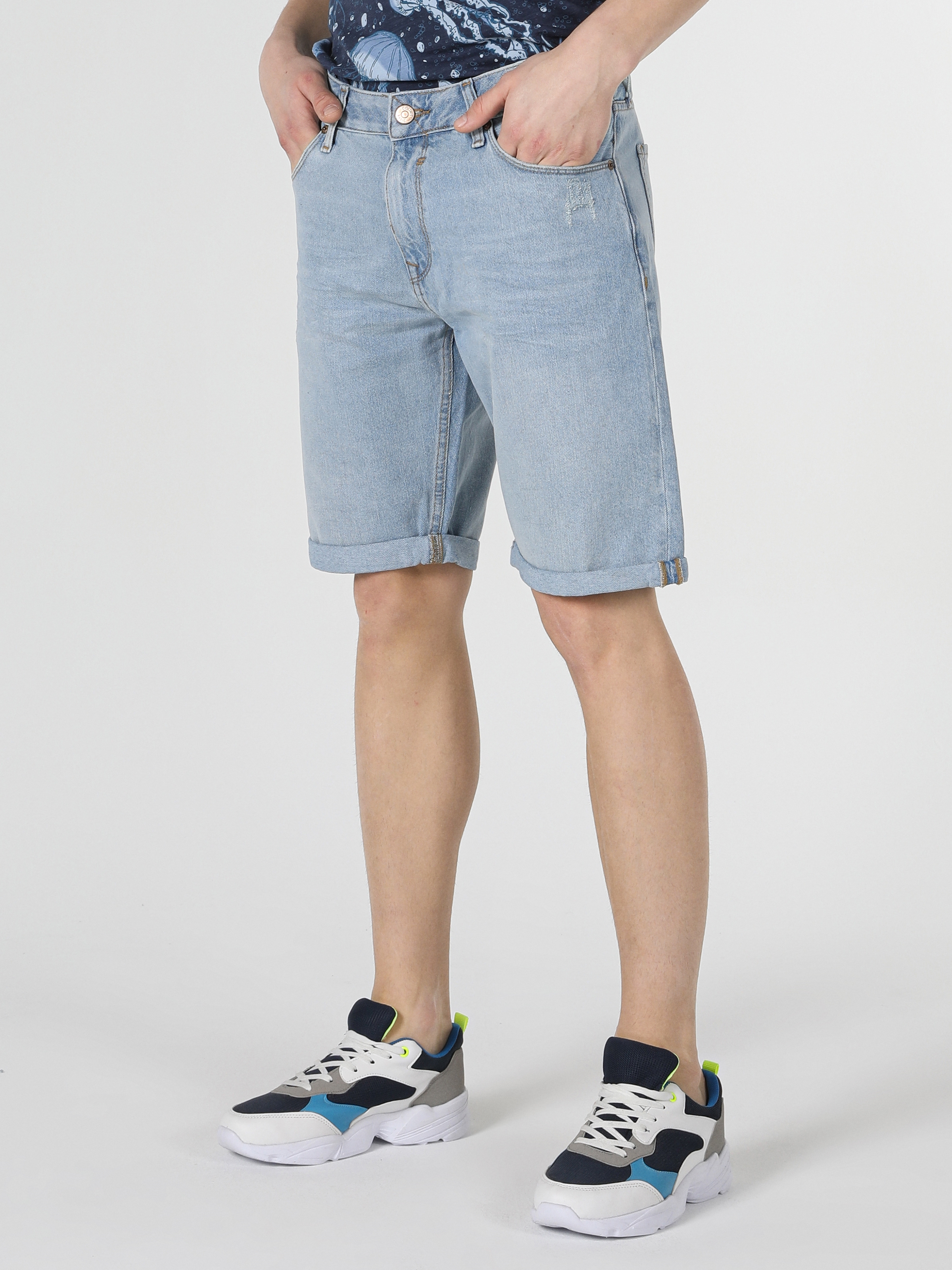 Afficher les détails de Short En Jean Coupe Régulière Taille Moyenne Pour Homme