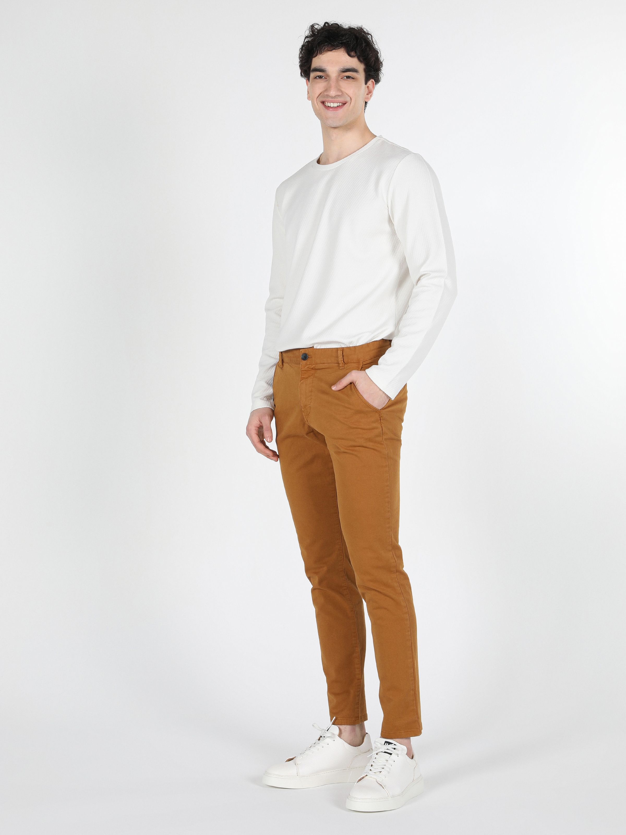 Afficher les détails de Pantalon Homme Jaune Coupe Slim Taille Moyenne Jambe Droite