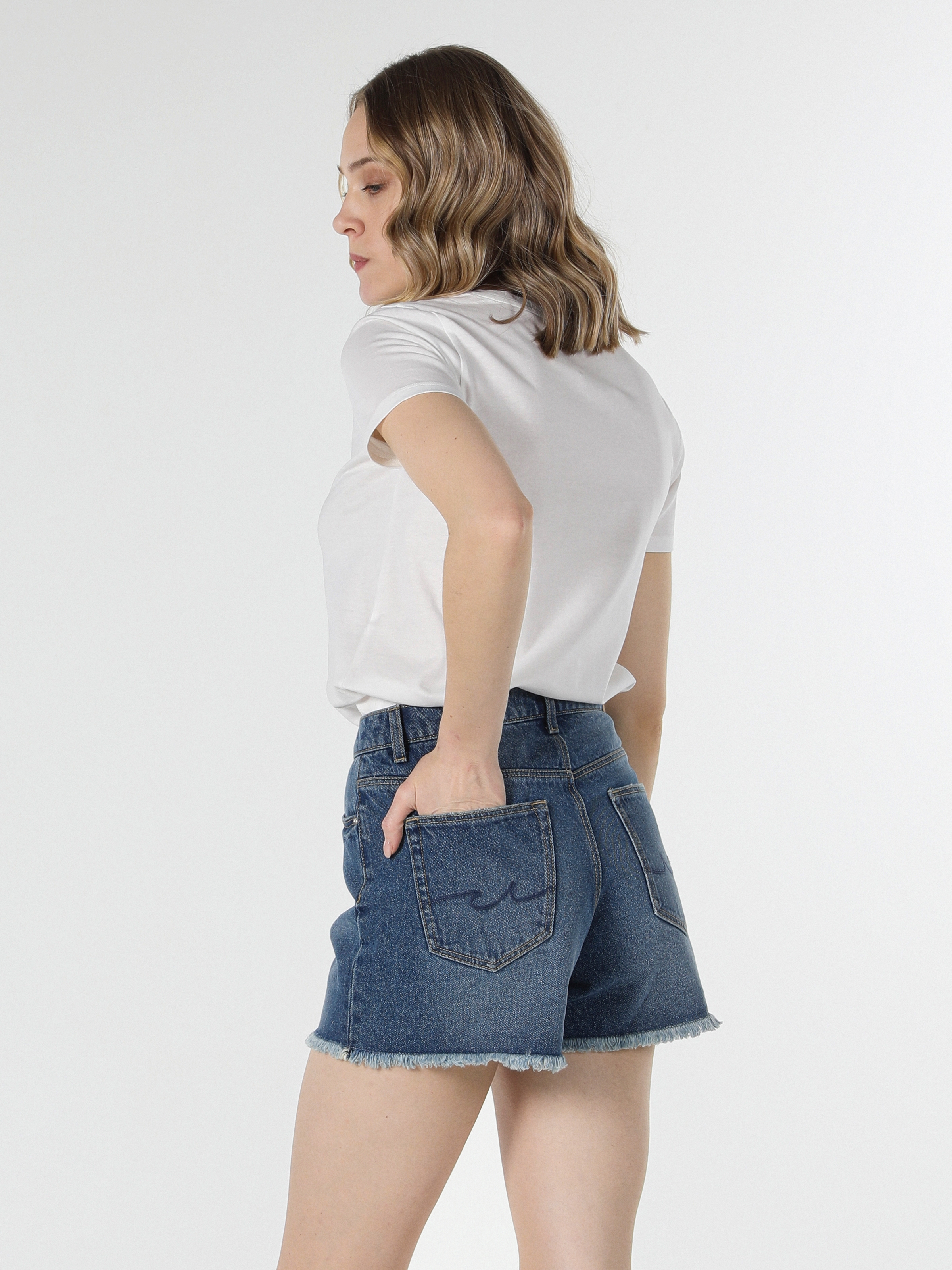Afficher les détails de Short En Jean Bleu Taille Moyenne Pour Femme, Coupe Slim