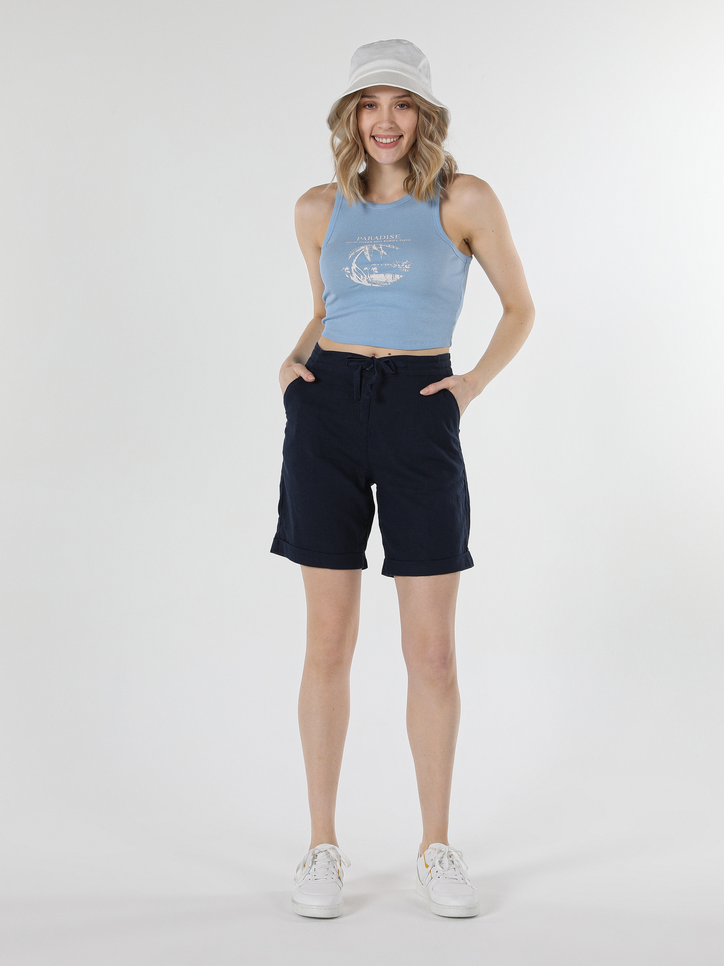 Afficher les détails de Short Femme Bleu Marine Taille Haute Coupe Regular