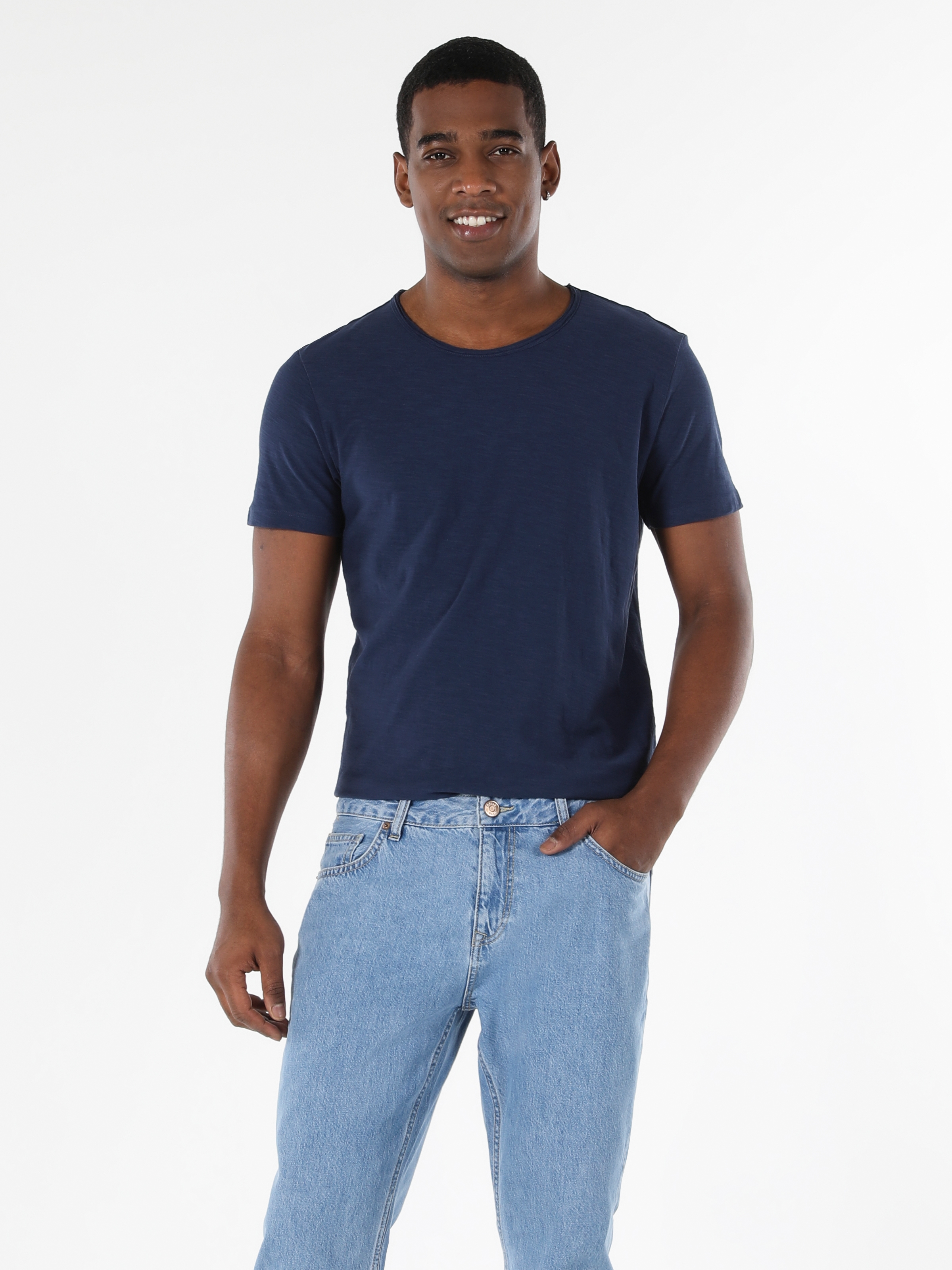 Afficher les détails de T-Shirt Tricoté À Manches Courtes Pour Homme Bleu Marine Coupe Régulière