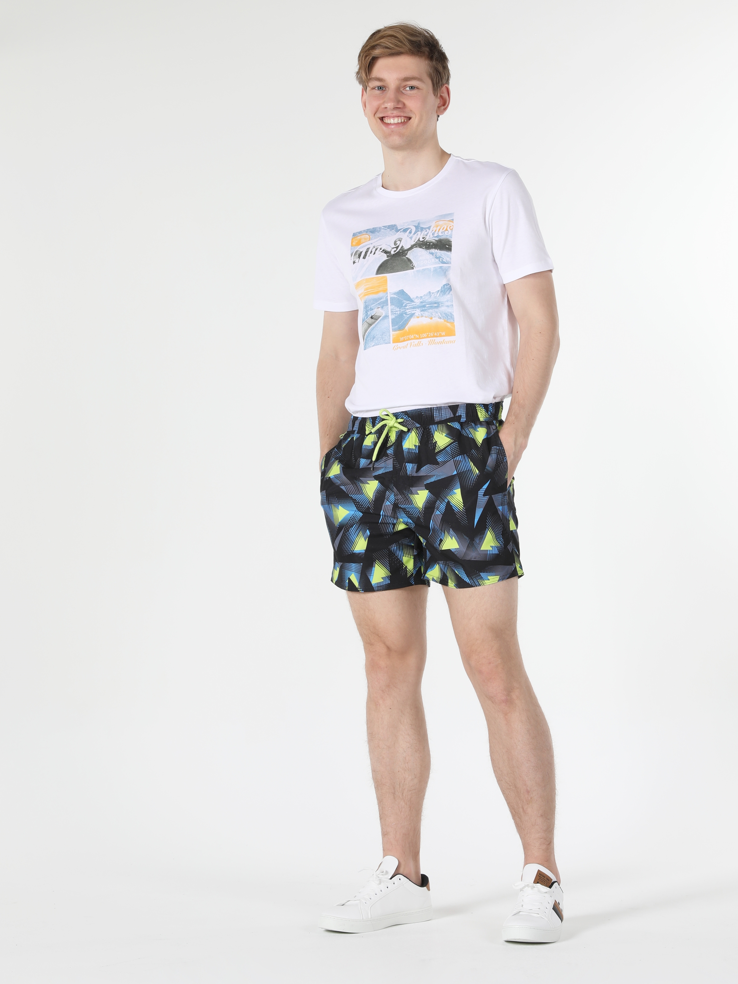 Afficher les détails de Short De Bain Multicolore Pour Homme, Taille Moyenne, Coupe Slim