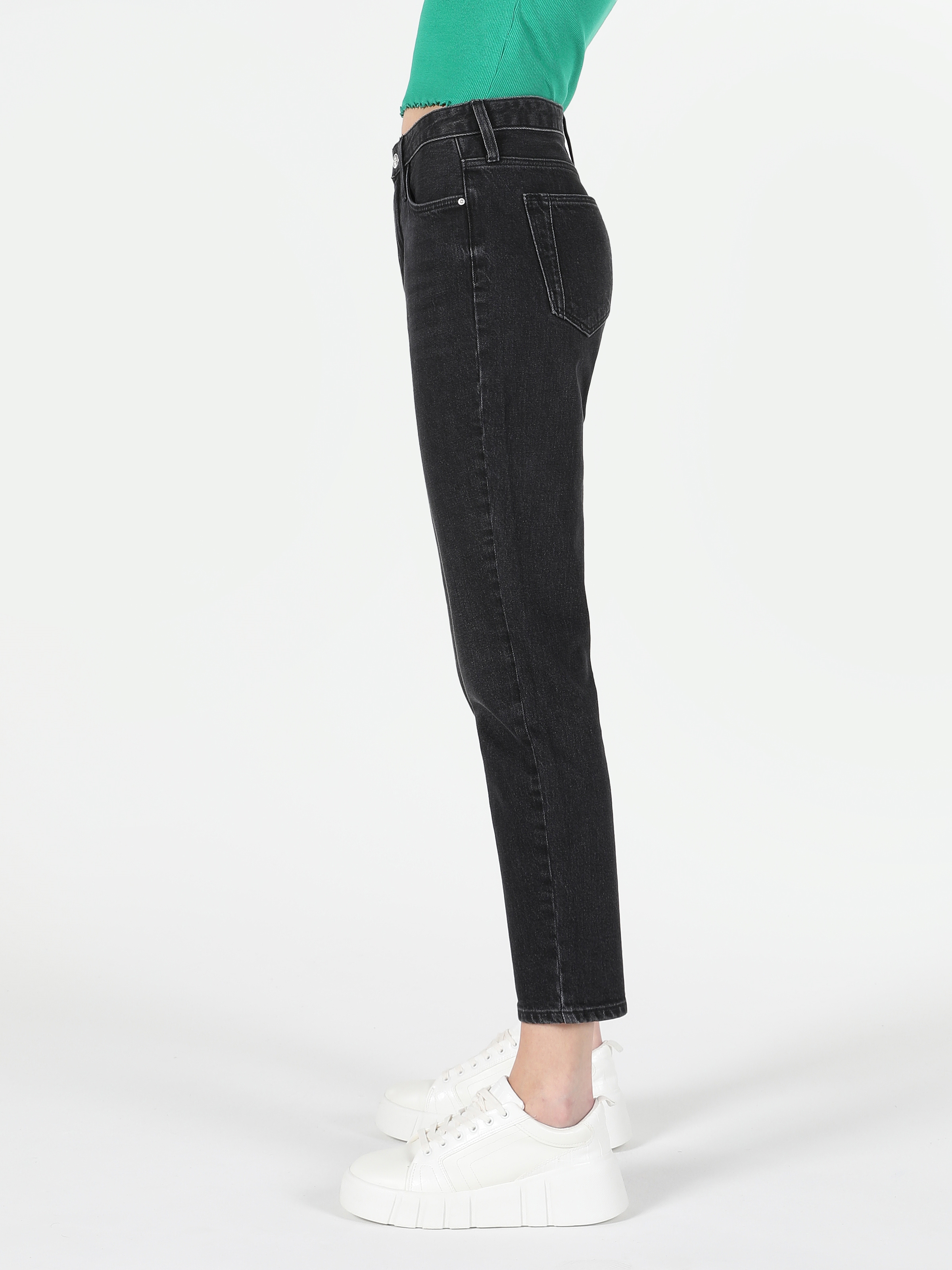 Afficher les détails de 891 Maya Slim Fit Taille Moyenne Jambe Effilée Noir Pantalon En Jean Pour Femme