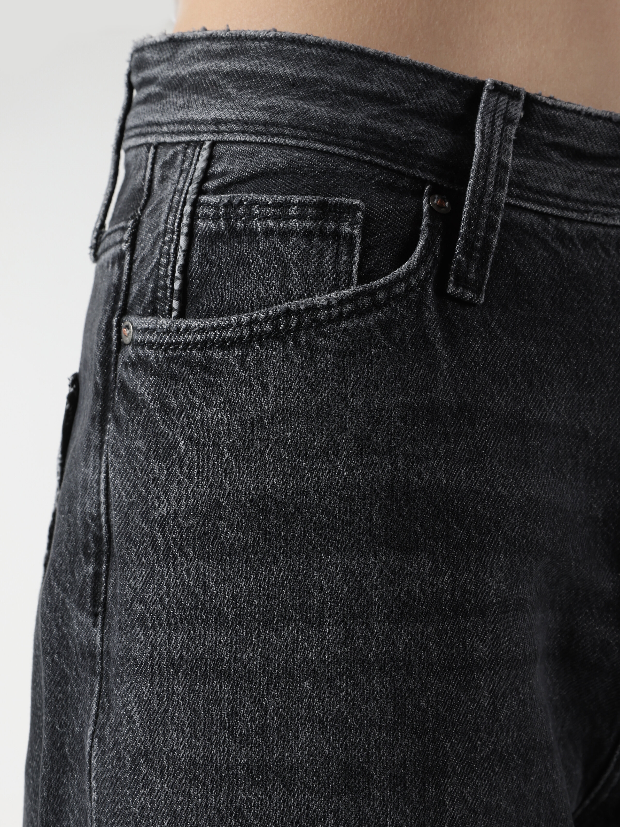 Afficher les détails de Pantalon En Jean Noir Pour Femme