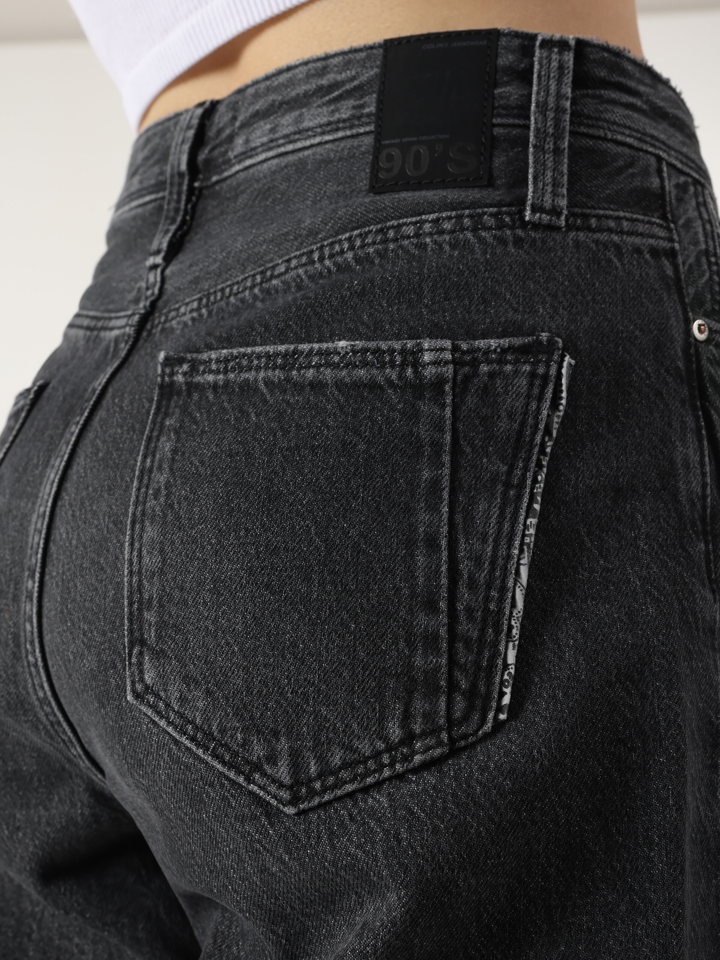 Afficher les détails de Pantalon En Jean Noir Pour Femme